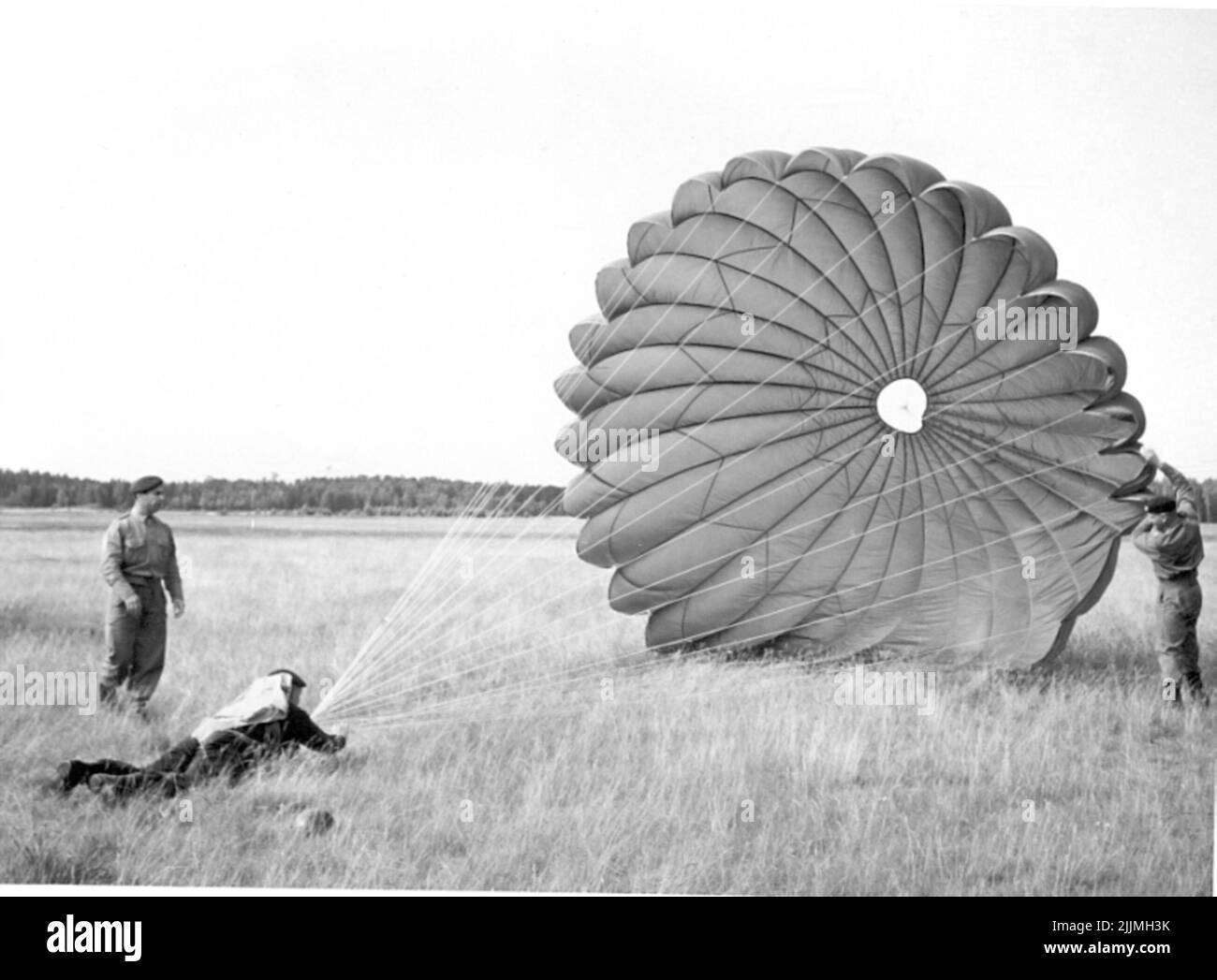 La scuola dei paracadutisti di Karlsborg alla fine del 1950s. Atterraggio. Foto Stock