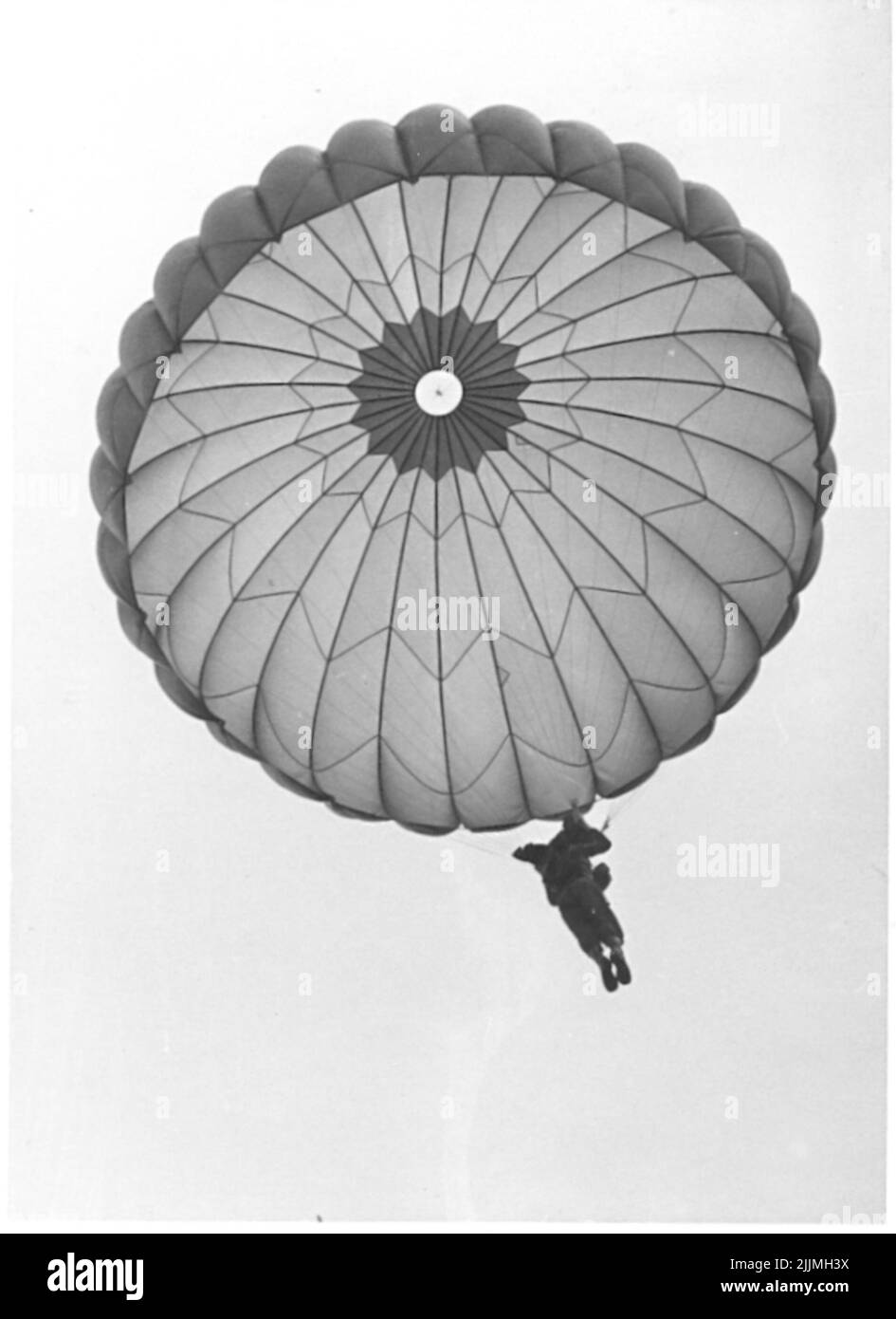 La scuola dei paracadutisti di Karlsborg all'inizio del 1960s. Paracadute jumping. Foto Stock