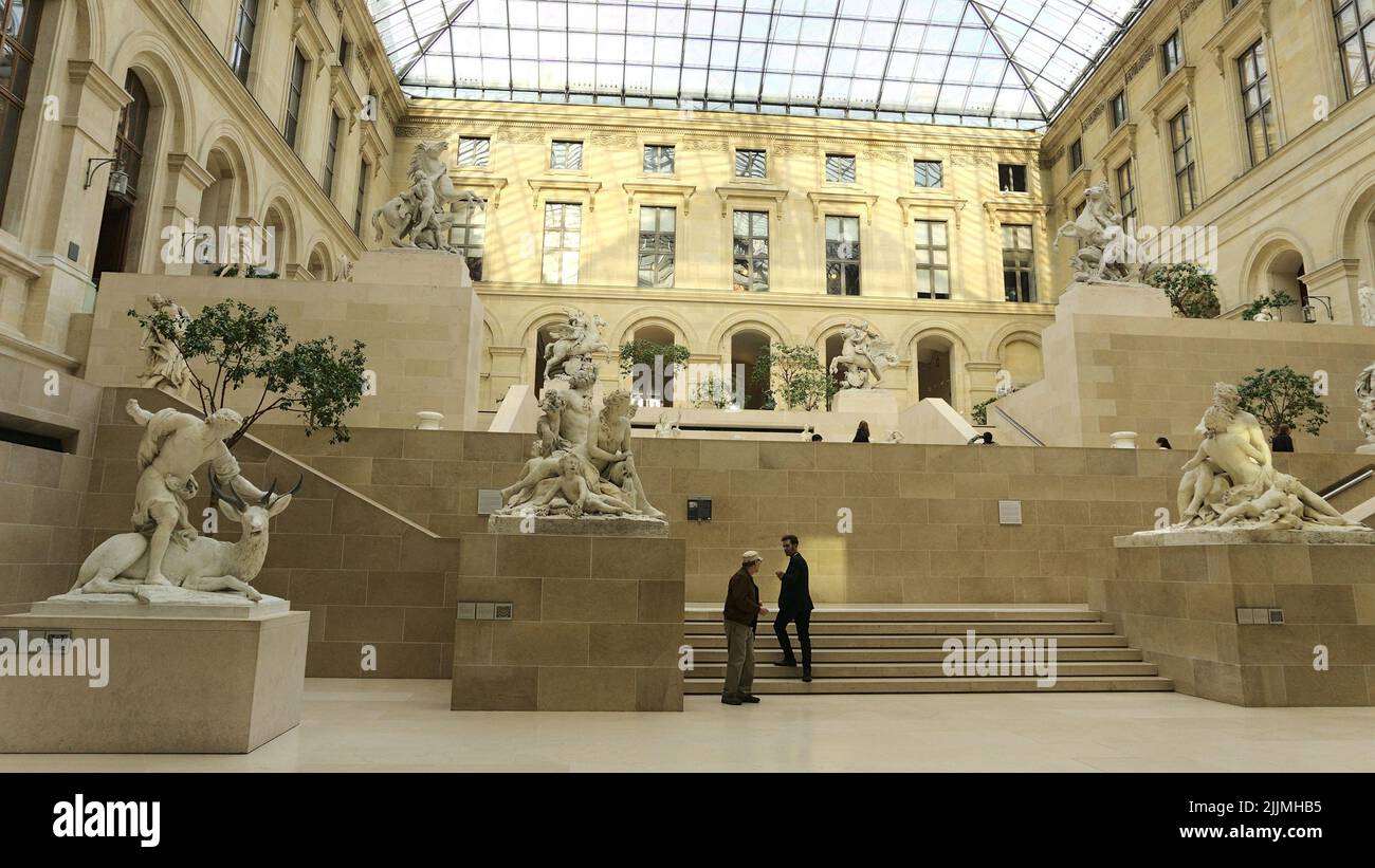 Le sculture in marmo nel cortile con tetto in vetro Cour Marly all'interno del Museo del Louvre a Parigi in Francia Foto Stock