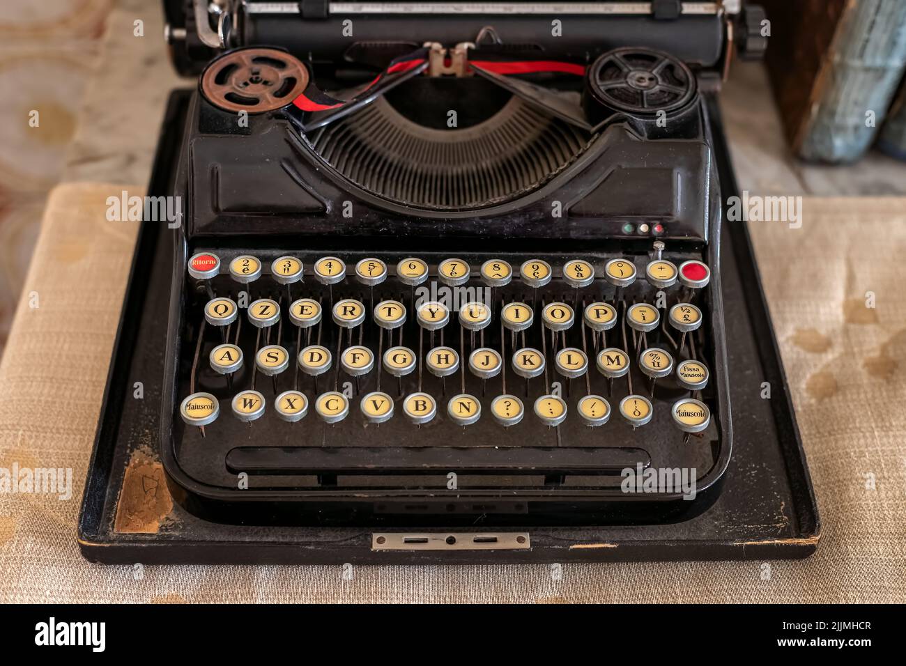 Cortona, Italia - 17 luglio 2022: Macchina da scrivere antica. Utilizzato per la scrittura automatica. Foto Stock