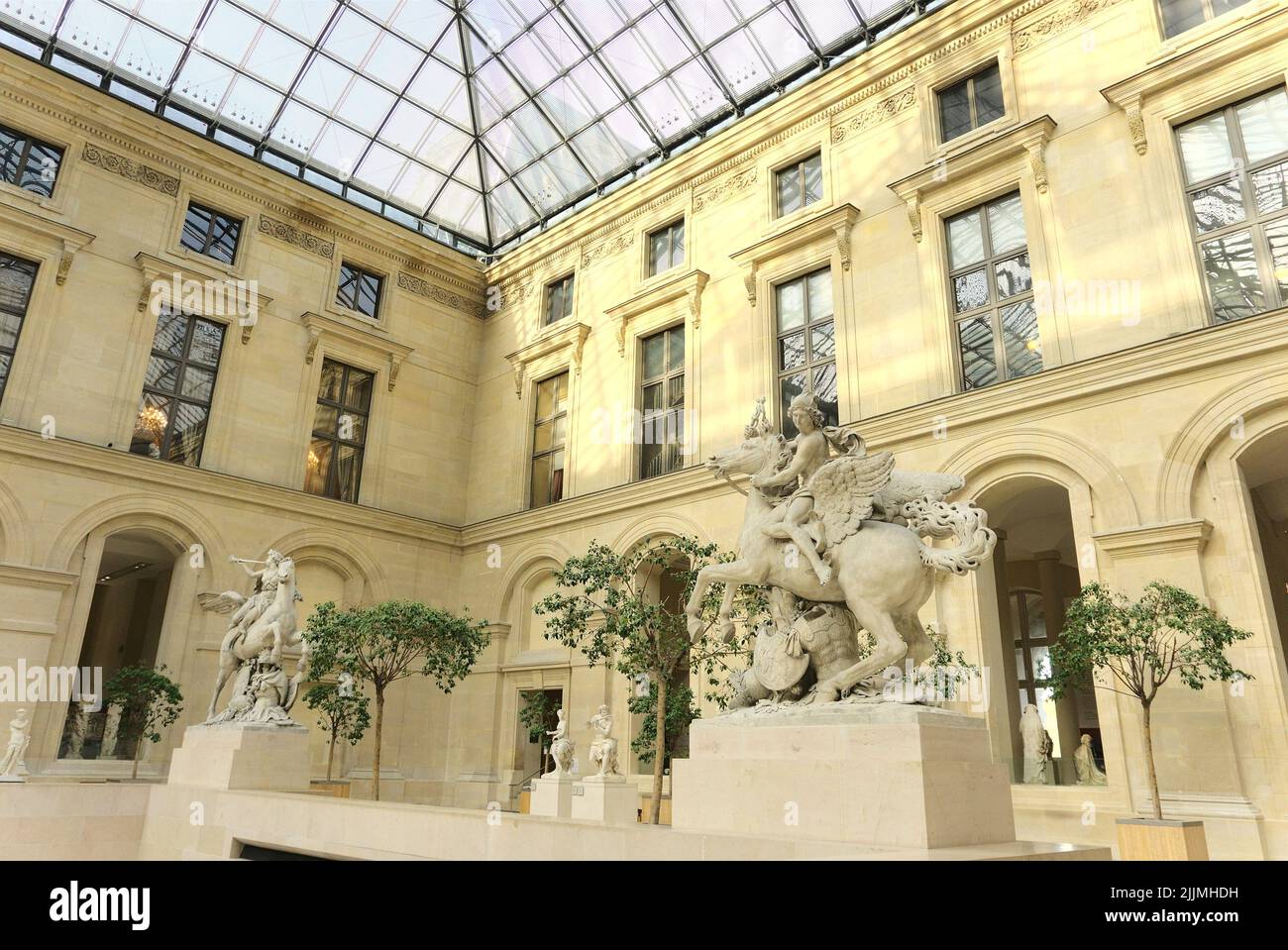 Le sculture in marmo nel cortile Cour Marly nell'ala Richelieu del Museo del Louvre a Parigi, Francia Foto Stock