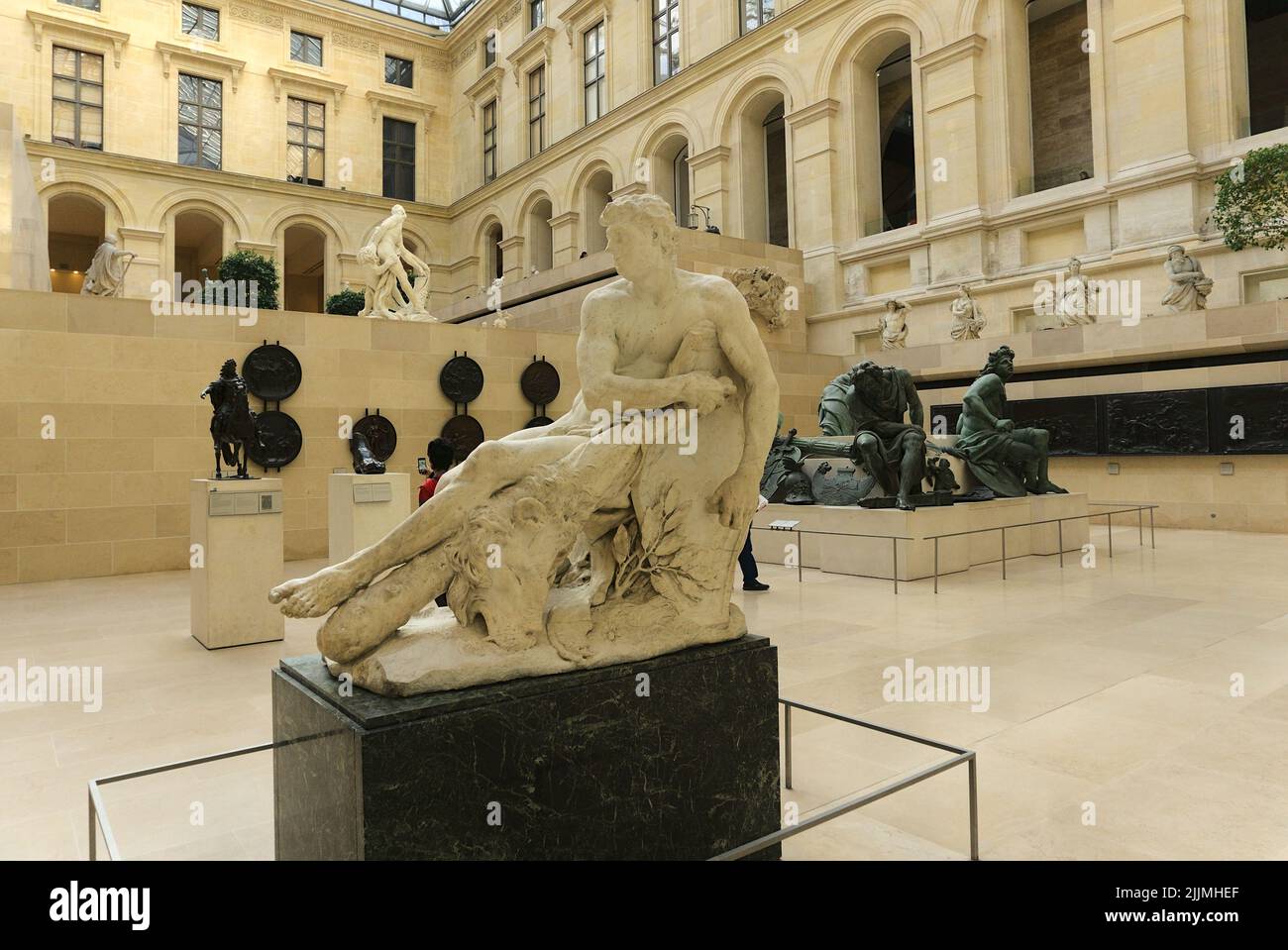 La scultura in marmo Gallic Hercules nel cortile Cour Marly nell'ala Richelieu del Museo del Louvre a Parigi, Francia Foto Stock