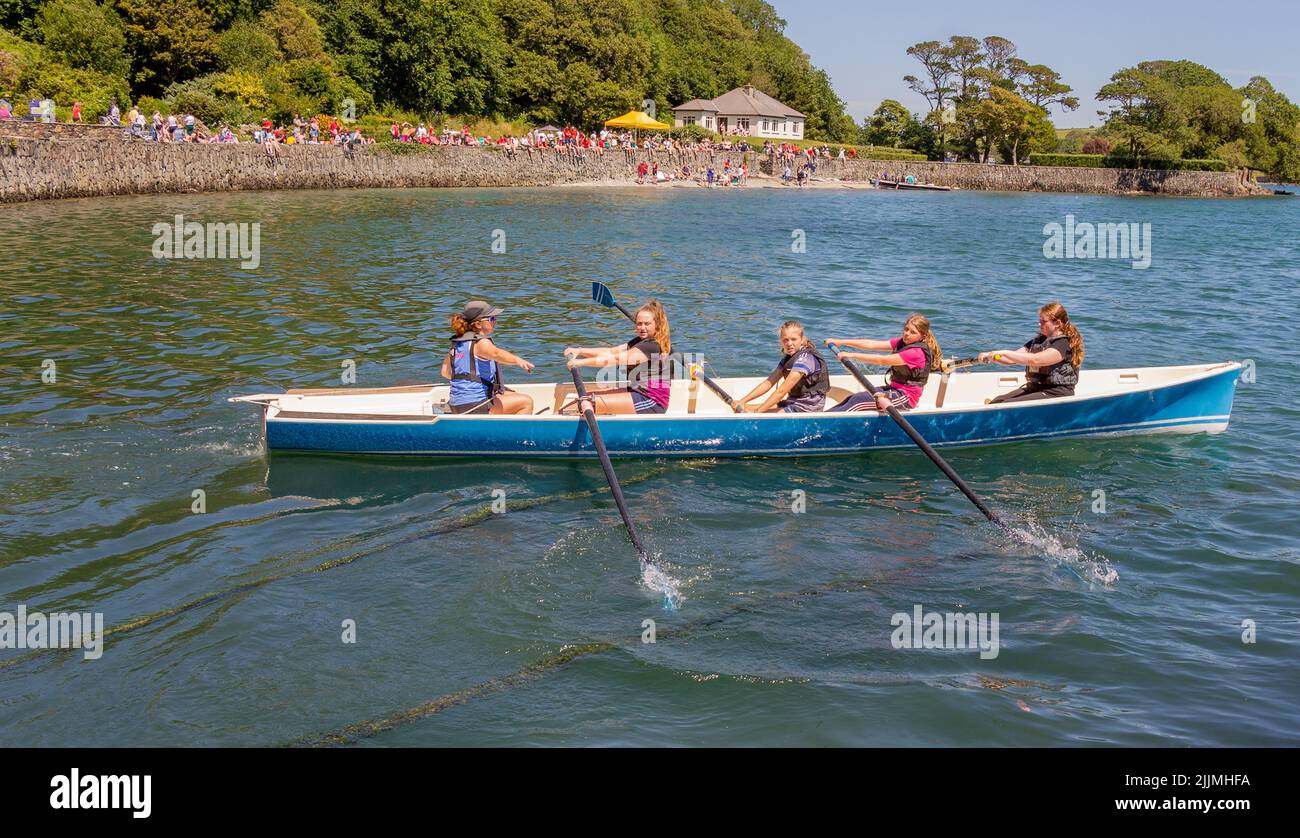 4 giovani ragazze che remano un yawl ad una regata di canottaggio Foto Stock