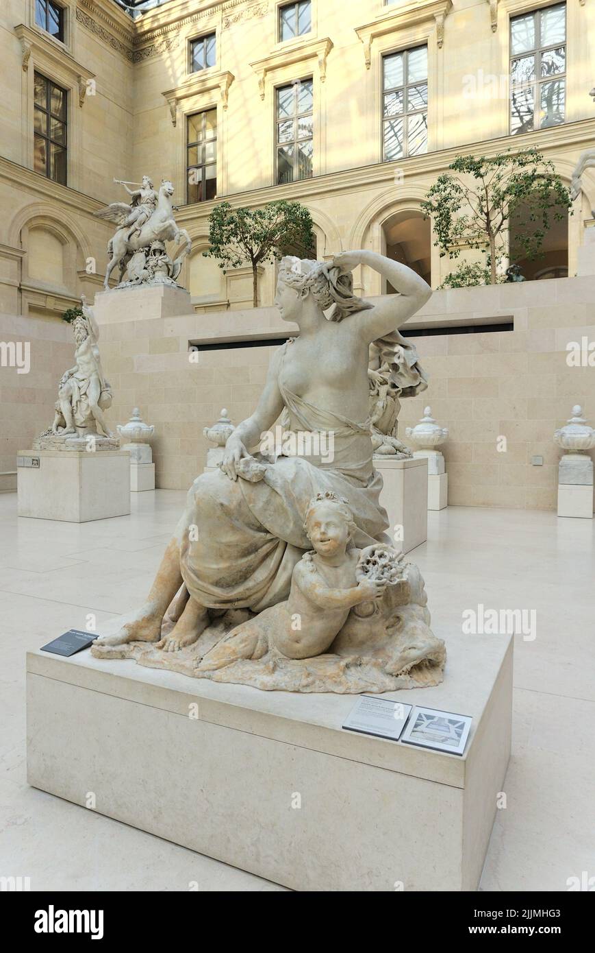 Un colpo verticale di scultura in marmo Amphitrite nel cortile Cour Marly nell'ala Richelieu del Museo del Louvre a Parigi, Francia Foto Stock