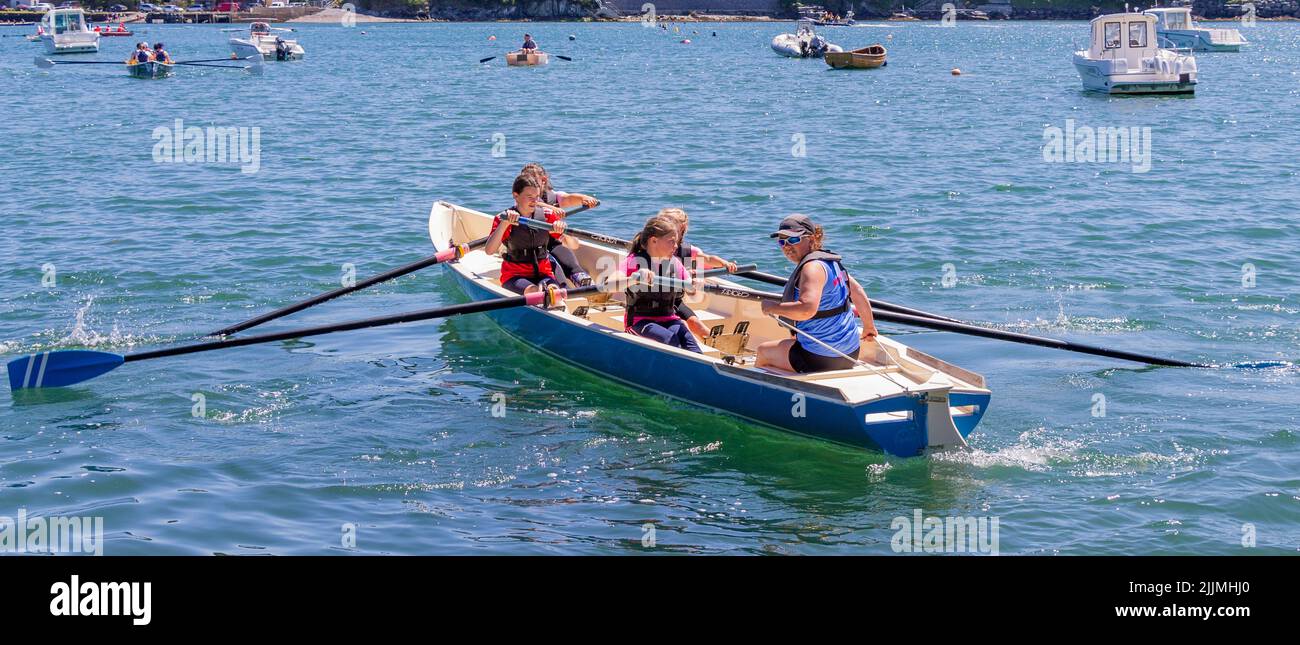 4 giovani ragazze che remano un yawl ad una regata di canottaggio Foto Stock