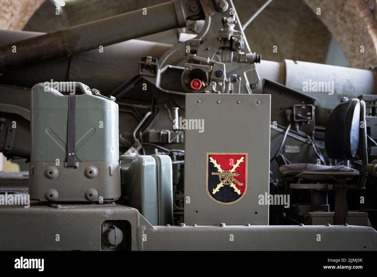 Un dettaglio di serbatoio di guerra verde con jerry in garage. Foto Stock