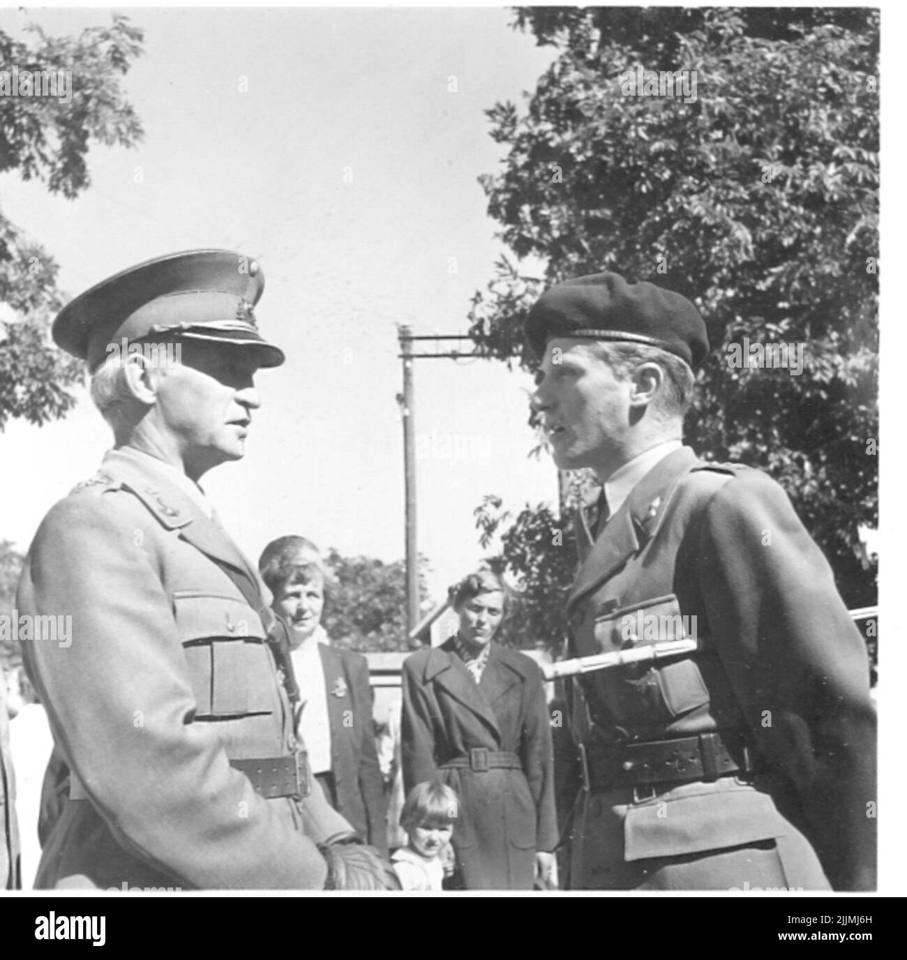 La scuola dei paracadutisti di Karlsborg 1952. Il giorno del Reggimento, Piazza della Fortezza. Capo LV 1 Colonnello Bengt Bengtsson e il manager Fjs Capitano Nils-Ivar Carlborg. Foto Stock