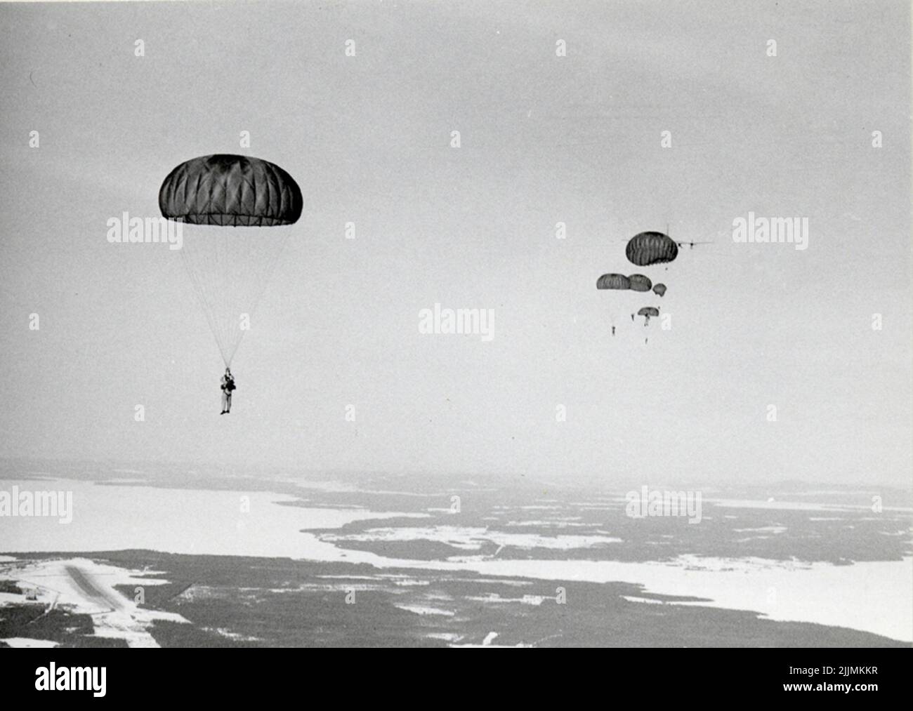Scuola di paracadutisti a Karlsborg 1956. Salto invernale. Foto Stock
