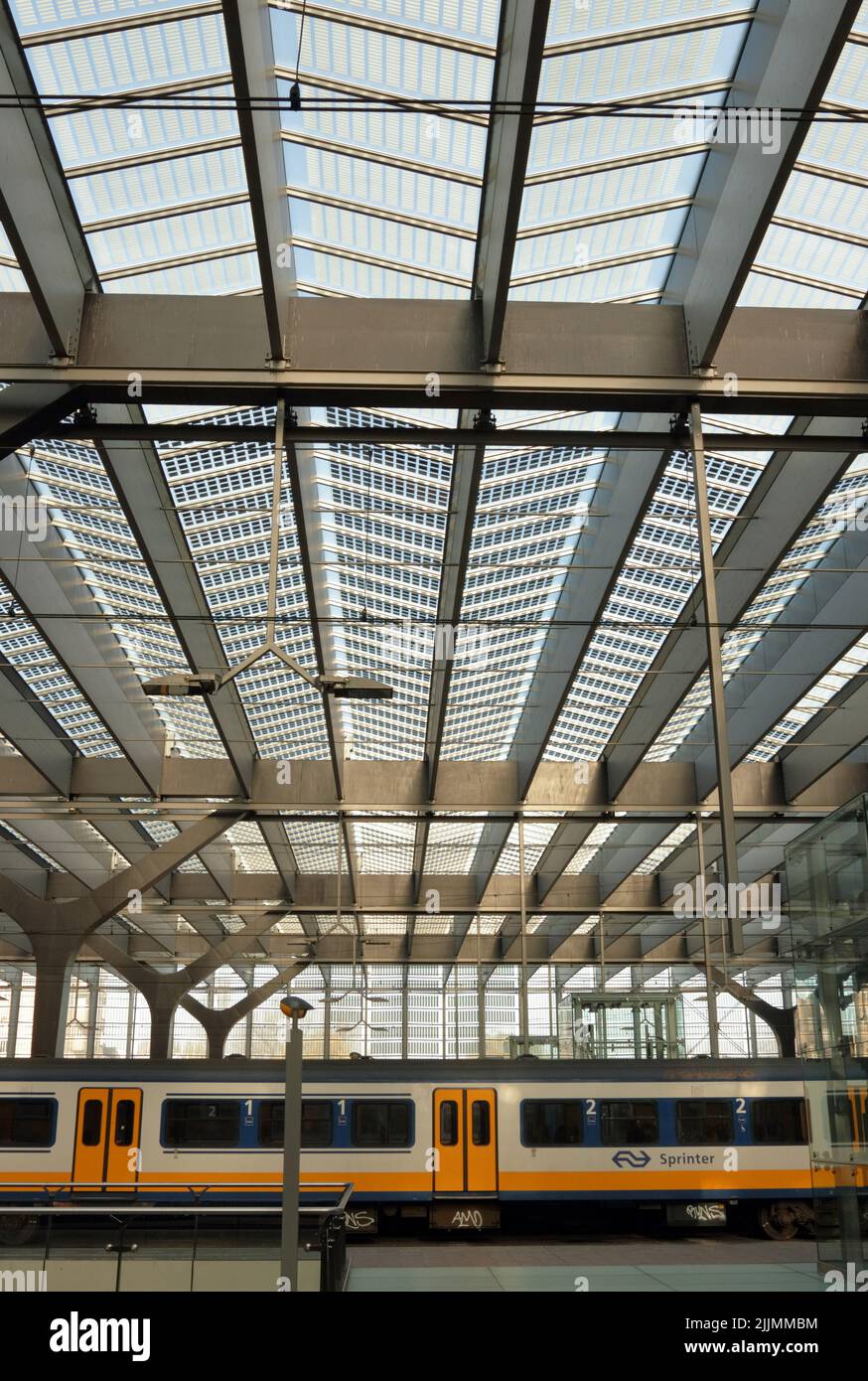 Un colpo verticale di pannelli solari integrati nel tetto della stazione centrale di Rotterdam ristrutturata. Foto Stock
