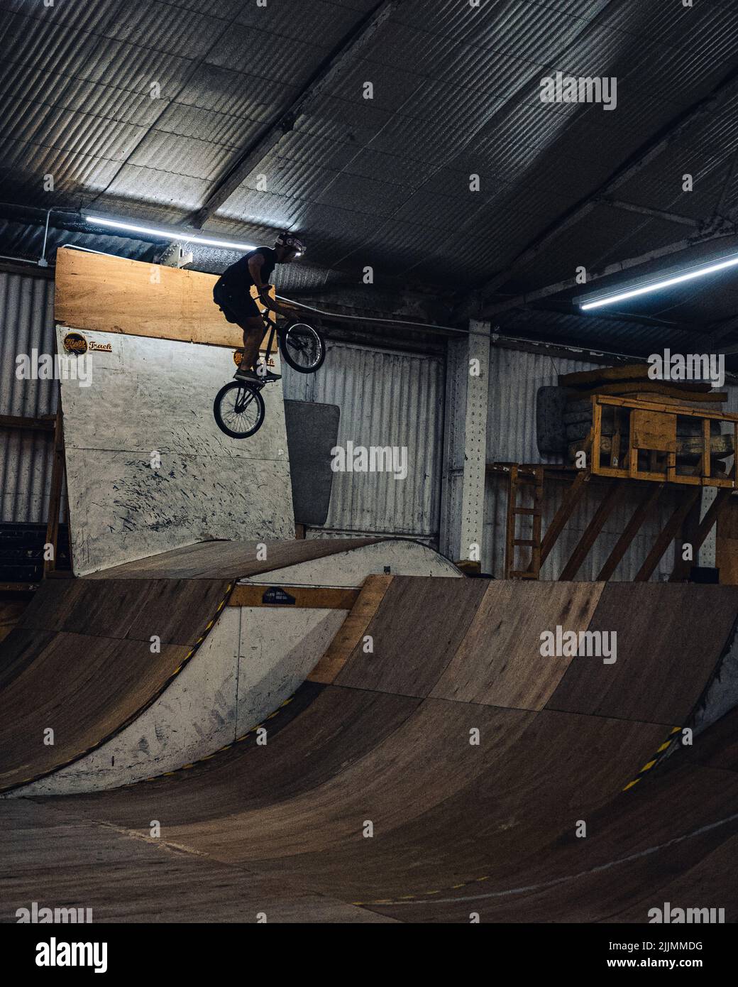 Un ciclista che fa un trucco acrobatico in un parco coperto BMX bici salta lo sport a Rosario, Argentina Foto Stock