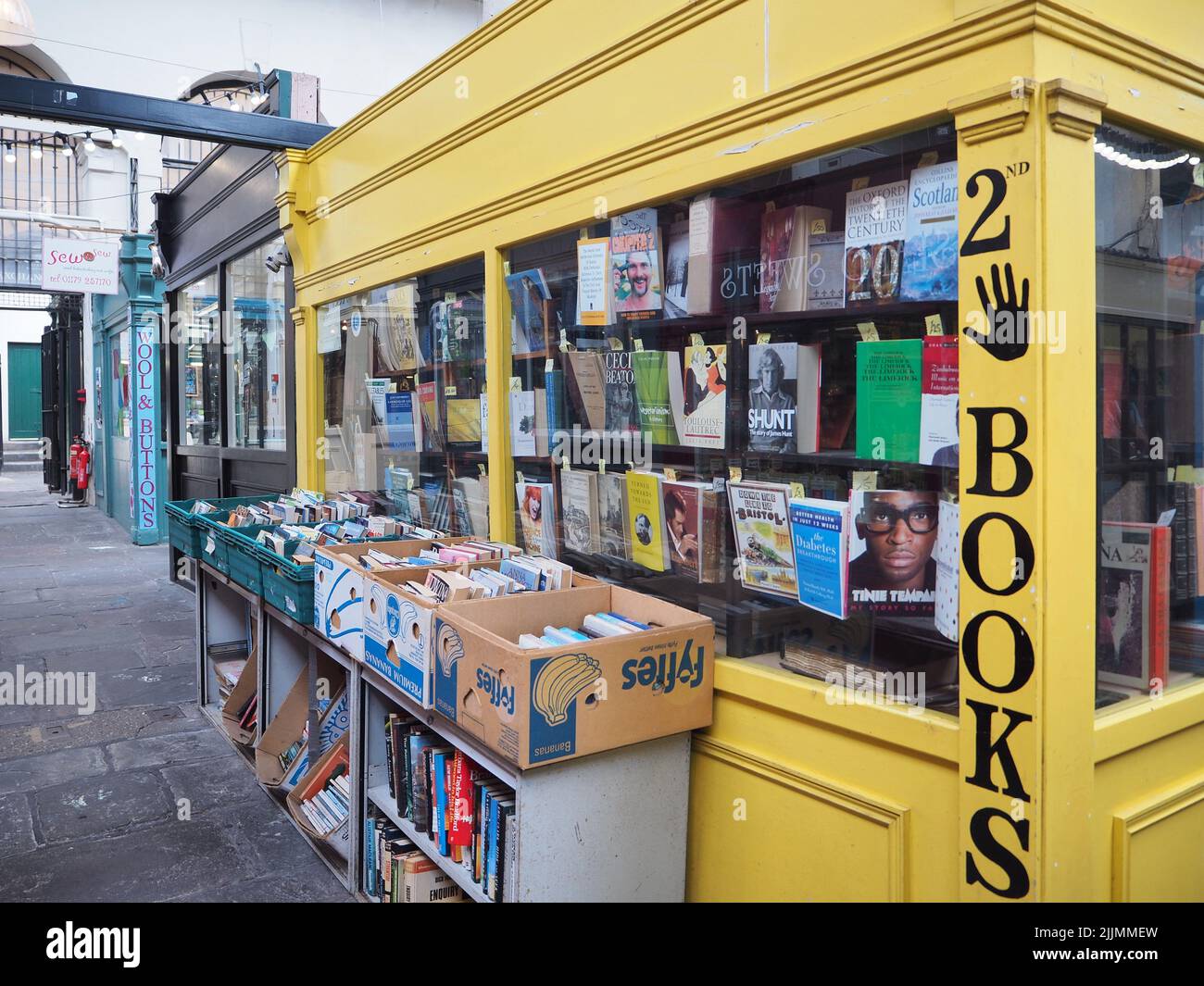 Un chiosco di libri giallo a Bristol, Regno Unito con altri chioschi sullo sfondo Foto Stock