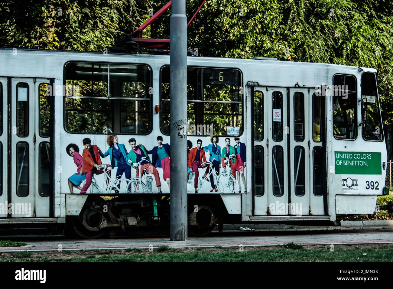 Un vecchio tram numero 2 nel cuore di Belgrado, lungo le tracce di ''il cerchio del 2'', che rappresenta il famoso centro della città Foto Stock