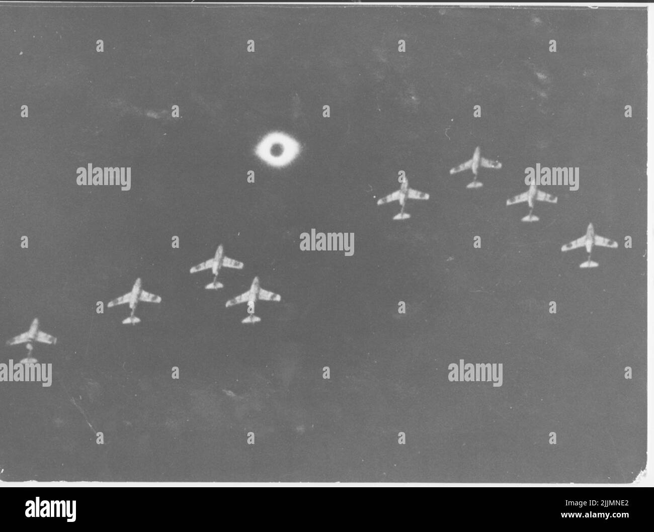 F6 Karlsborg 30/6 1954. Una divisione 'Tunnan' in eclissi solare totale oltre F6. Foto Stock