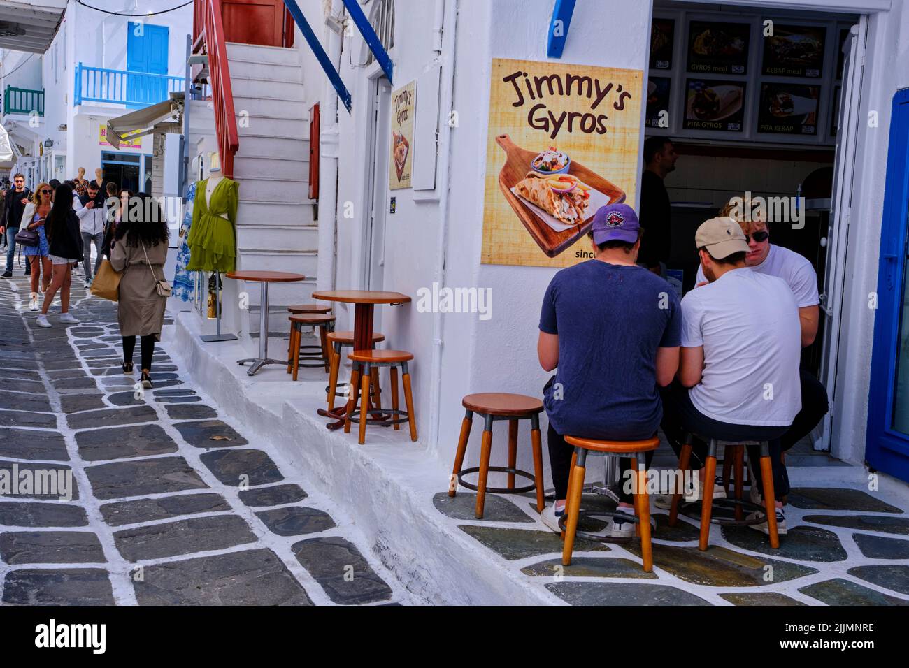 Grecia, Cicladi, isola di Mykonos, Chora, città di Mykonos, vicoli della città vecchia, ristorante gyros Foto Stock