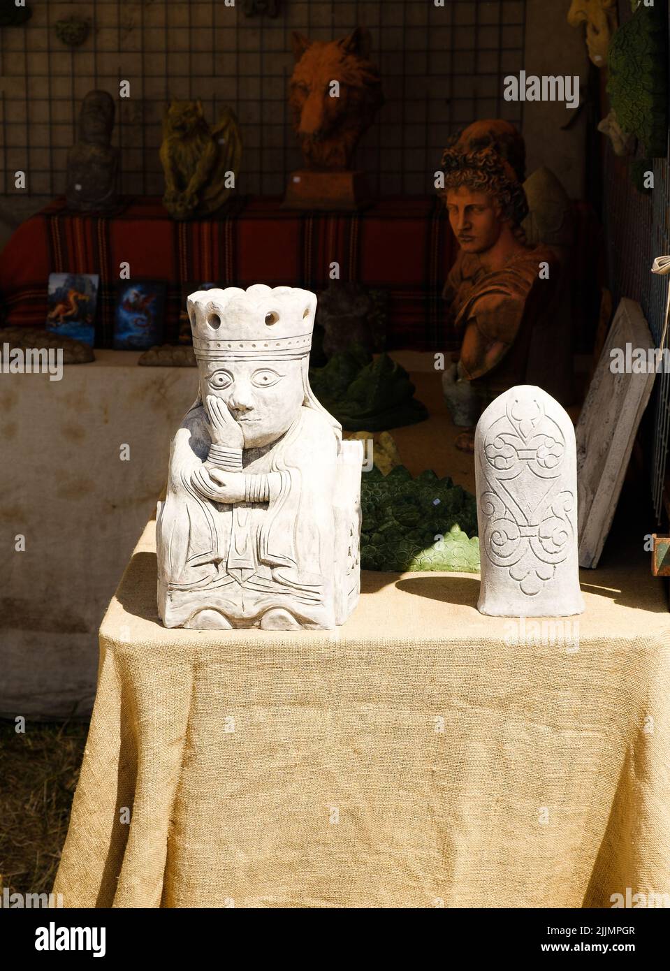 Due sculture in stile medievale su una stalla del festival medievale di Tewkesbury Foto Stock