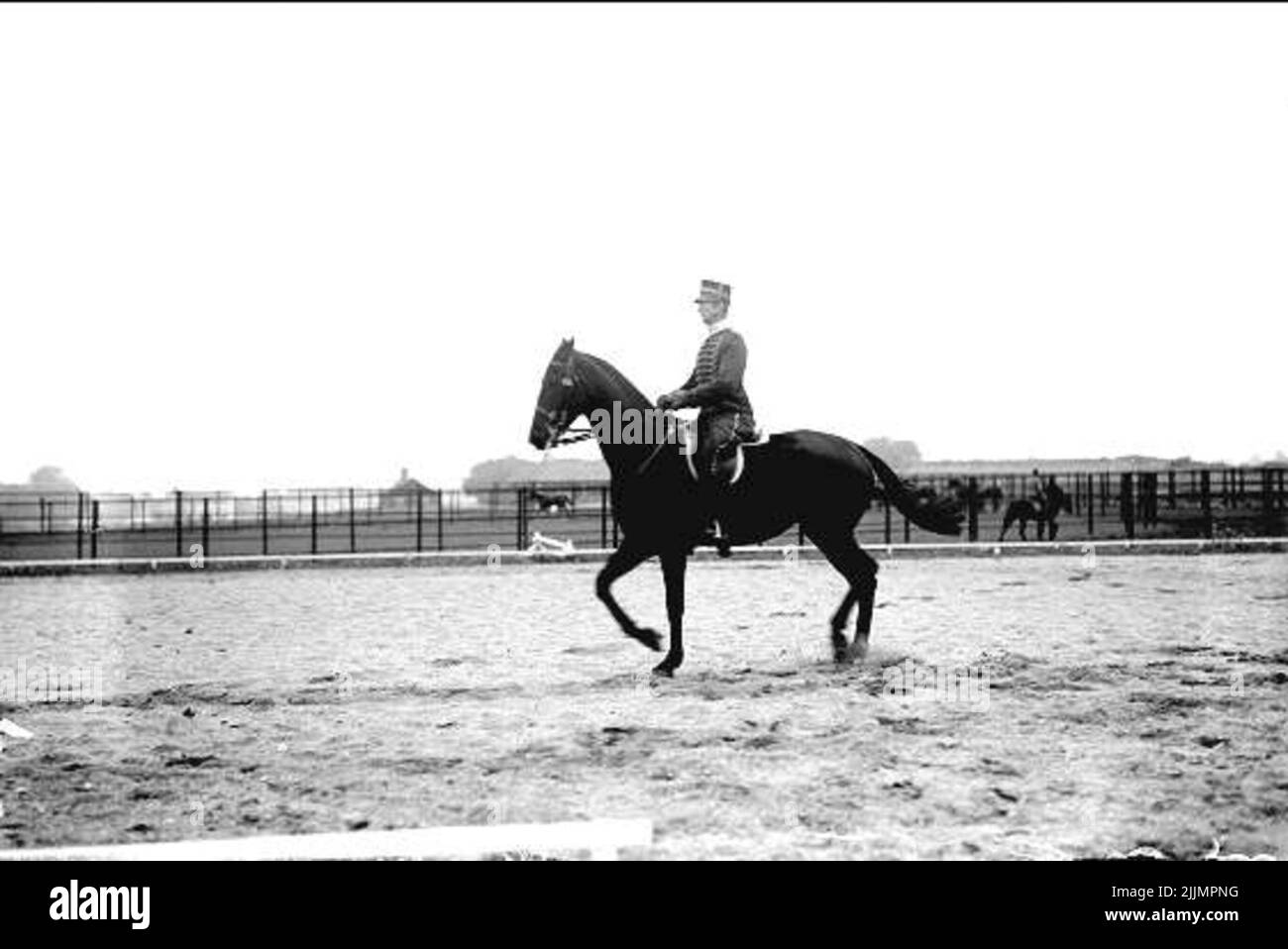 Rolf Örn in campo Öster Ridhuset durante il lavoro di dressage con uno dei suoi salti di prezzo - cavalli da competizione. Sullo sfondo il paddock di ferro. Foto Stock