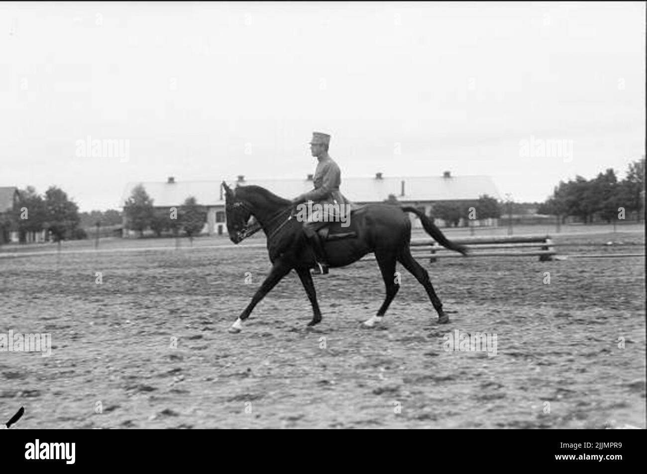 Ryttm Hans Fock in servizio cavallo durante l'allenamento di dressage accanto alla pista di dressage Öster Ridhuset. Foto Stock