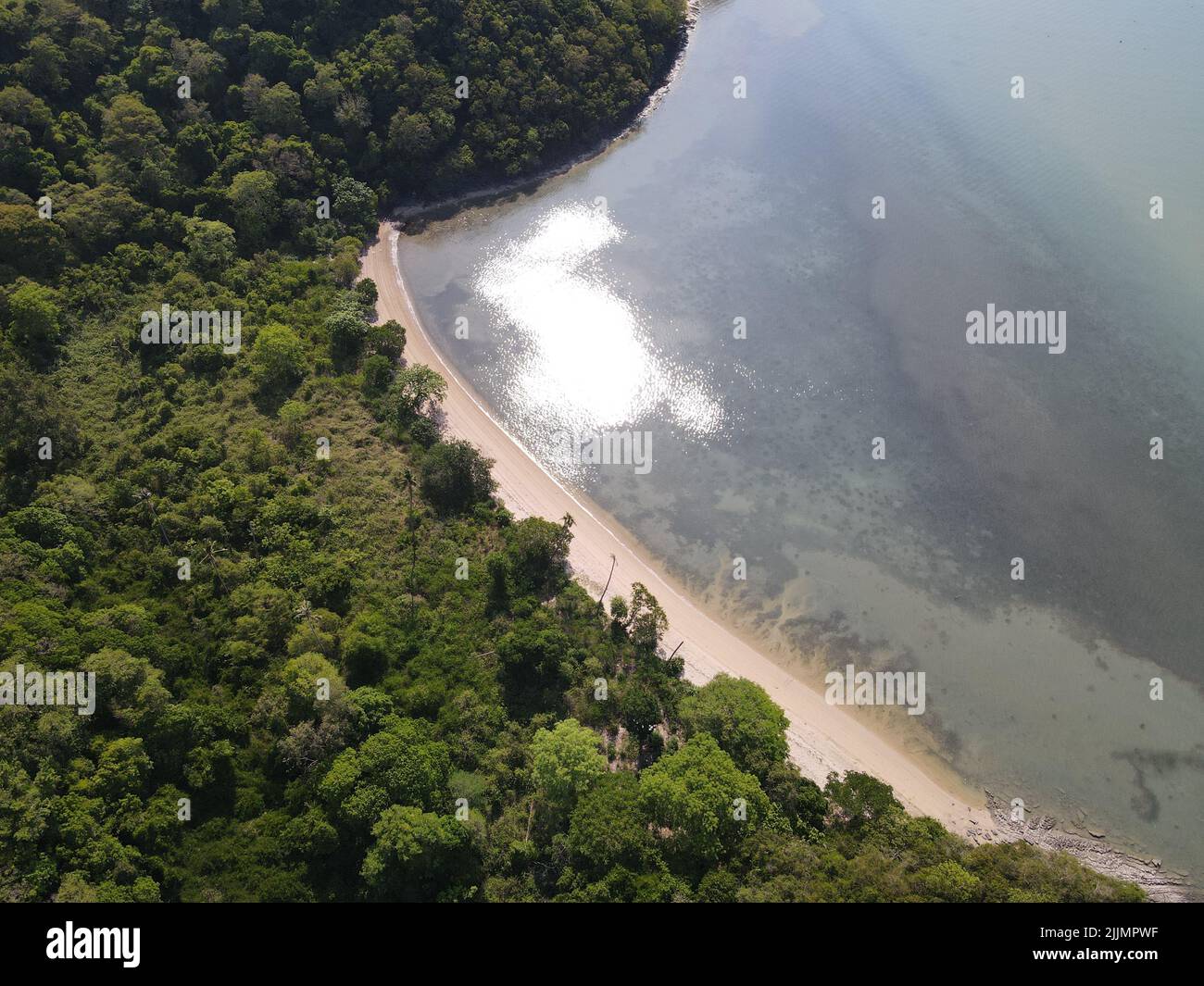 Una vista aerea di una splendida isola con una spiaggia di sabbia circondata da alberi in una giornata di sole in Thailandia Foto Stock
