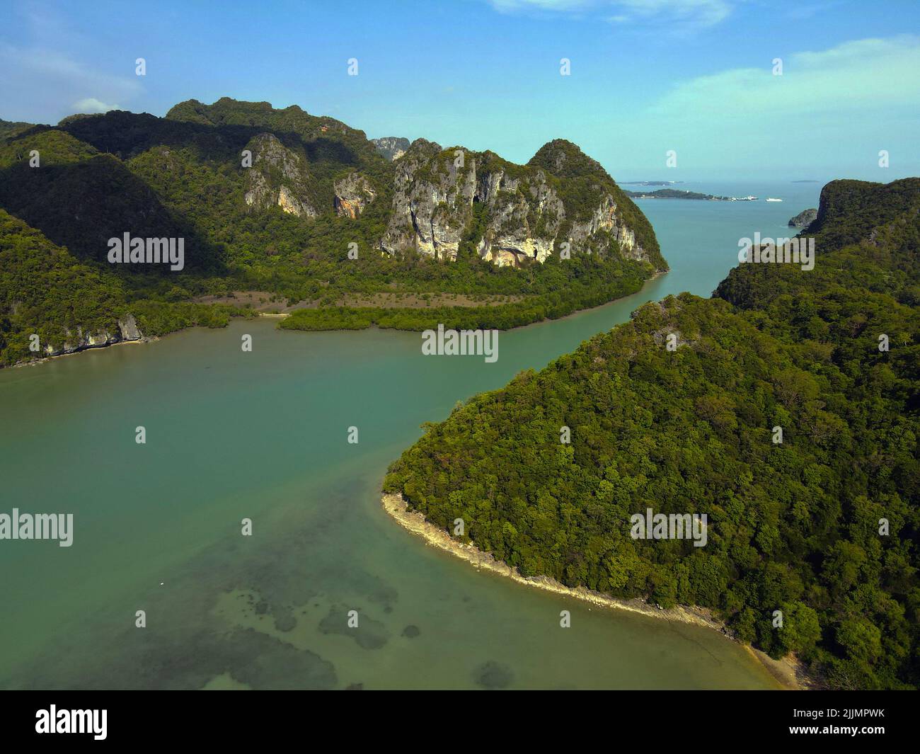 Una vista aerea di una bellissima isola sotto un cielo blu nuvoloso in una giornata di sole in Thailandia Foto Stock