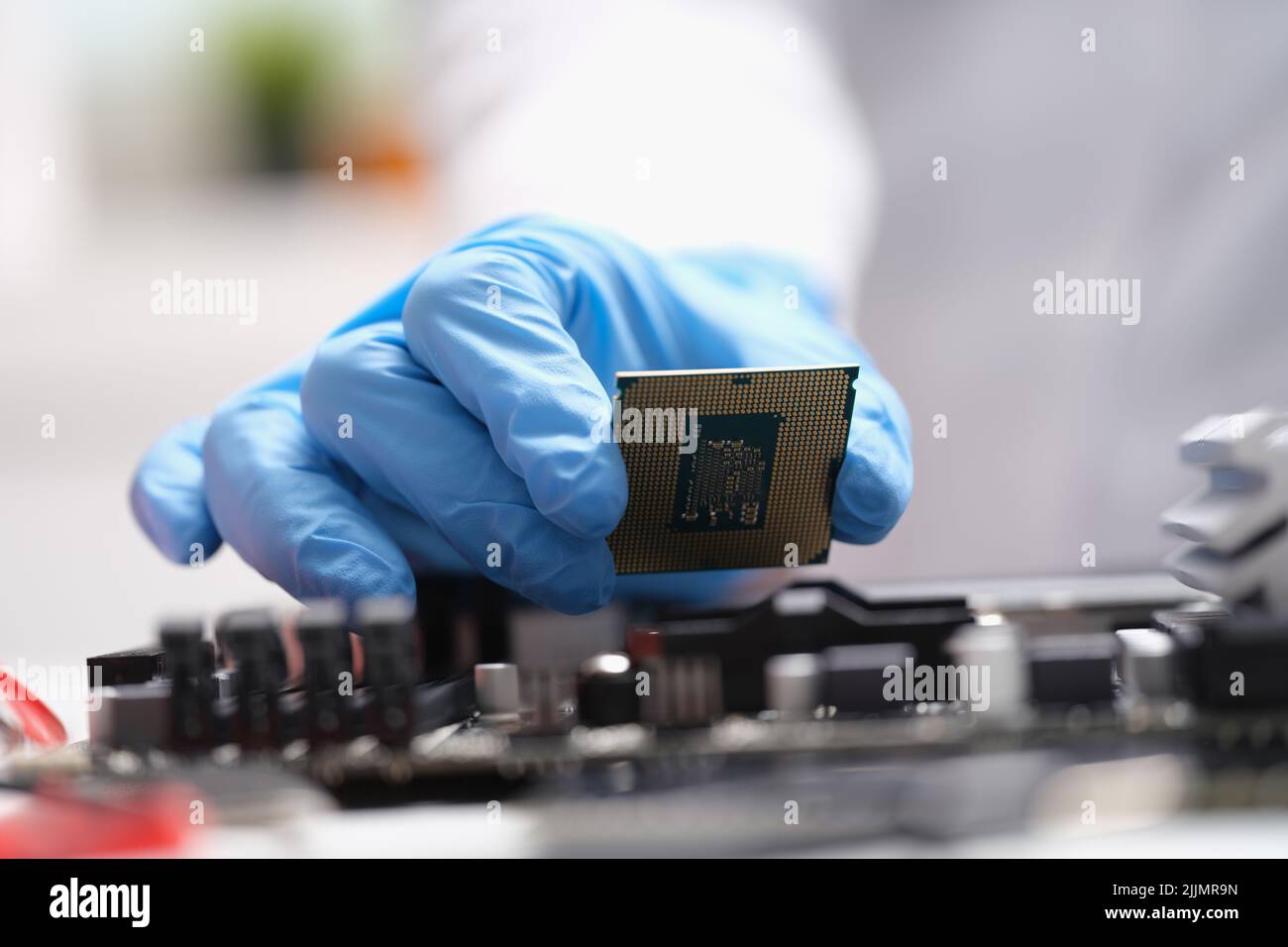 I tecnici del computer tengono in mano il processore della cpu Foto Stock