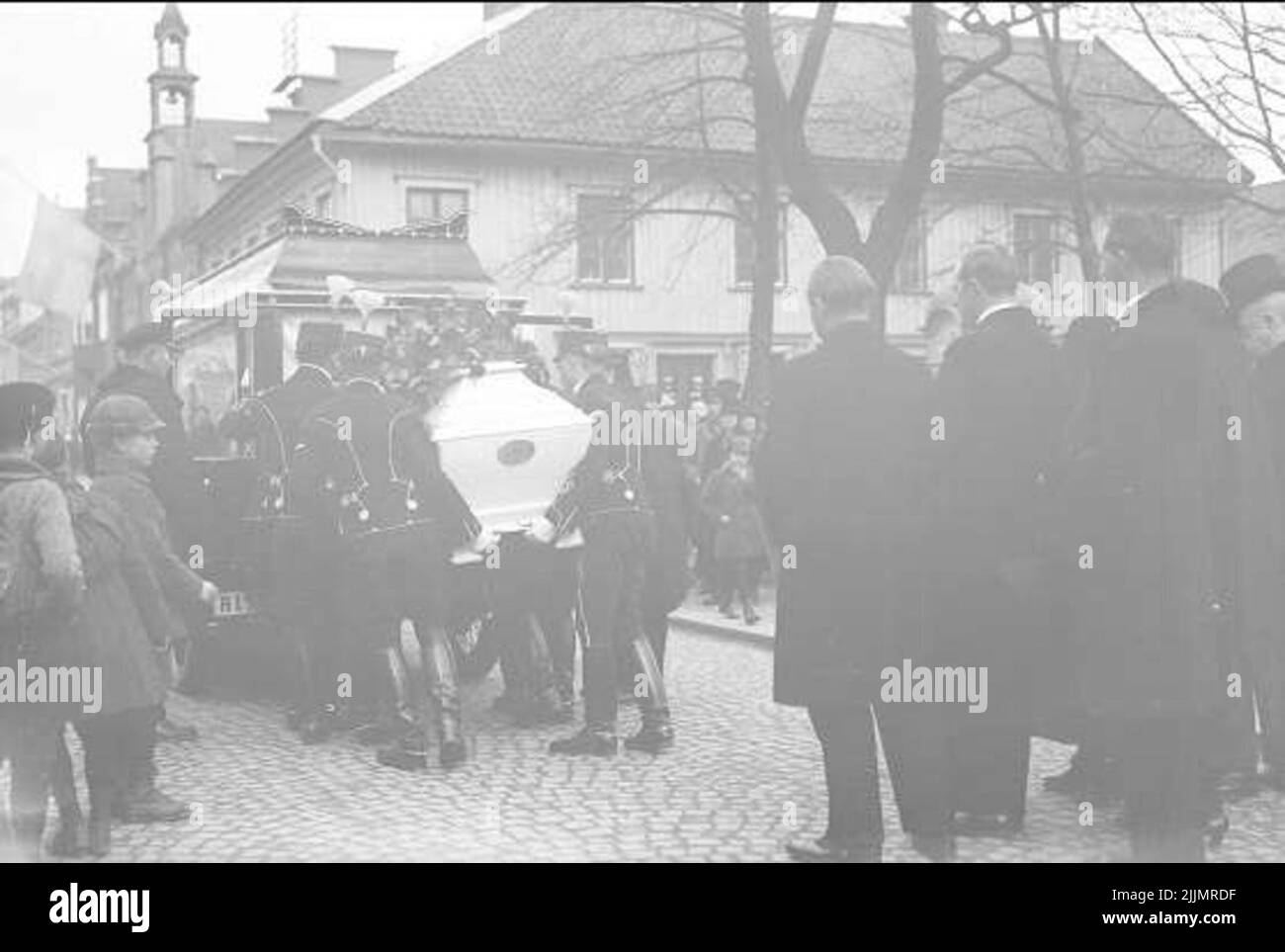 Sig.ra Sigrid Rocks (coniuge all'allora K 3 tenente Hans Fock) funerale maggio 1930 nella chiesa di Skövde. La bara è indossata dagli studenti nel solco del suo Fock. Foto Stock