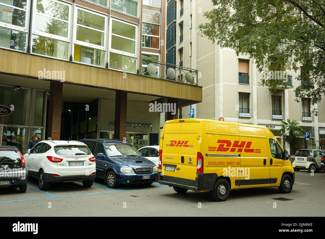 Un corriere dhl cargo che consegna i pacchi di spedizione Foto Stock