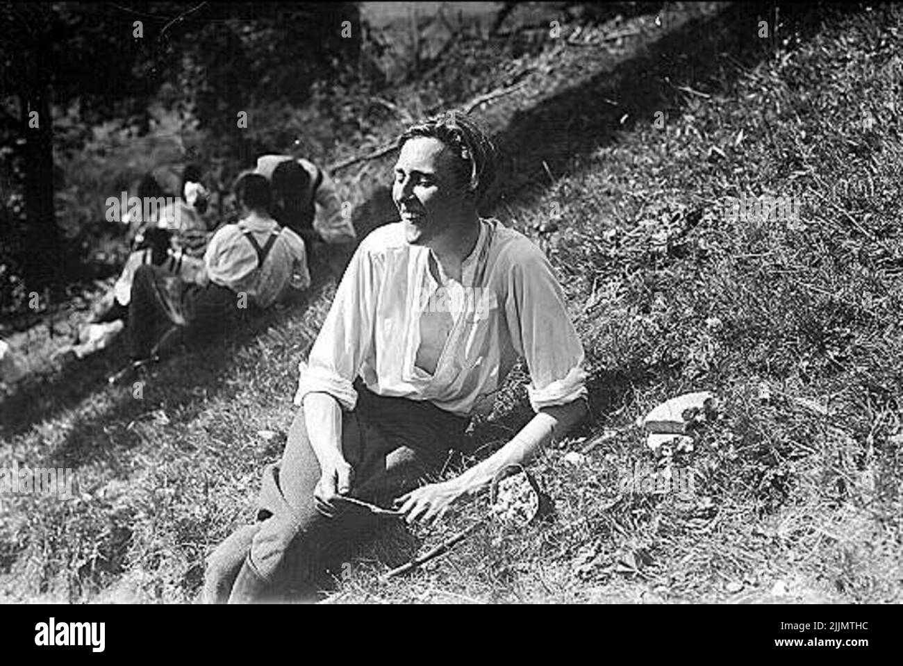 Signora sconosciuta, probabilmente moglie ufficiale. L'immagine di qualsiasi marzo o cooperazione estiva. Ha una camicia a corona e probabilmente pantaloni m/23, accanto a lei un coperchio di ciliegia e in mano un cucchiaio. Un po' di sollievo nei vestiti e un buon sorriso suggeriscono che lei gode la vita nel campo come allora sembrava. Foto Stock