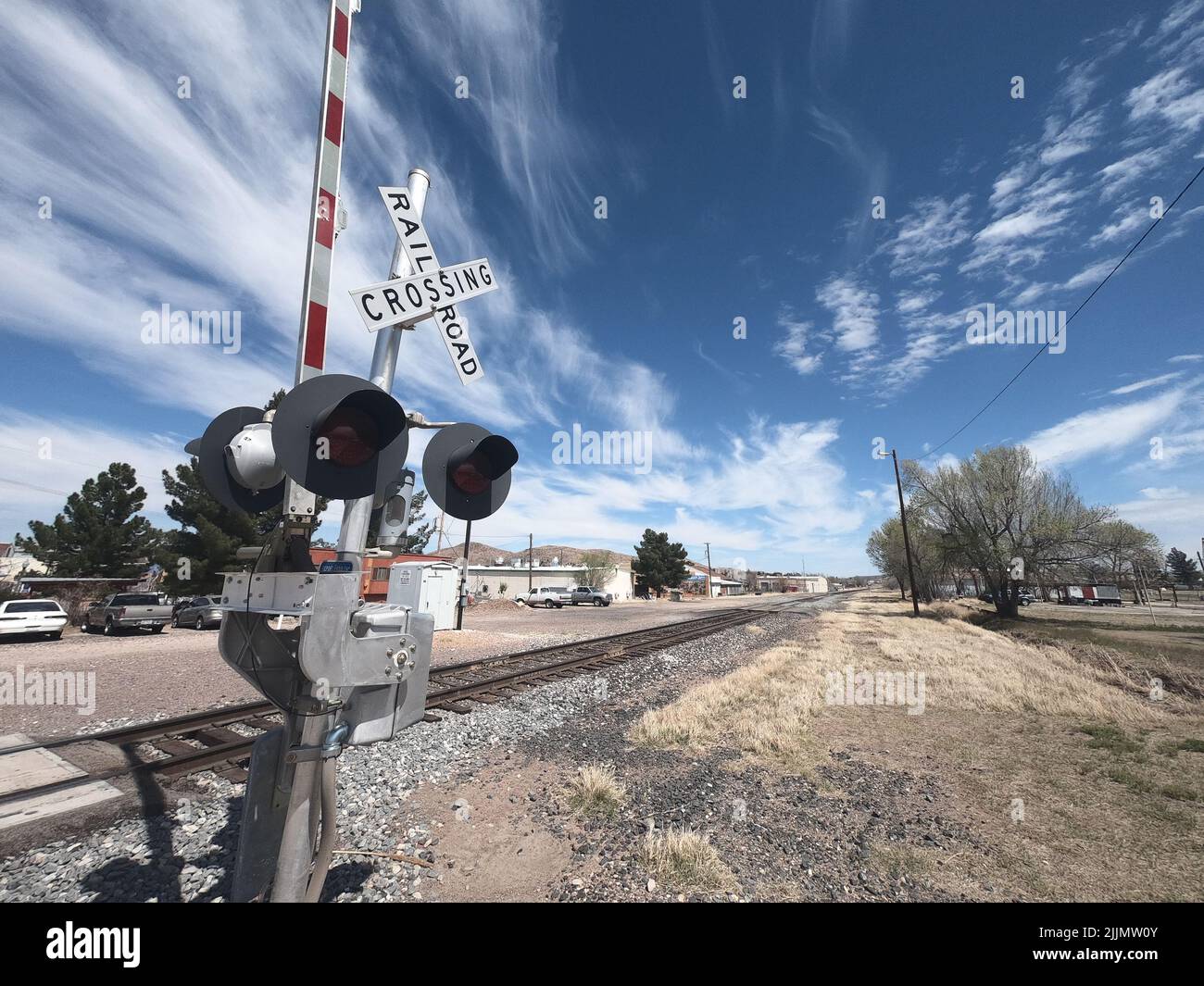 Un'inquadratura ad angolo basso di una ferrovia che attraversa un cielo blu in Alpine, Texas Foto Stock