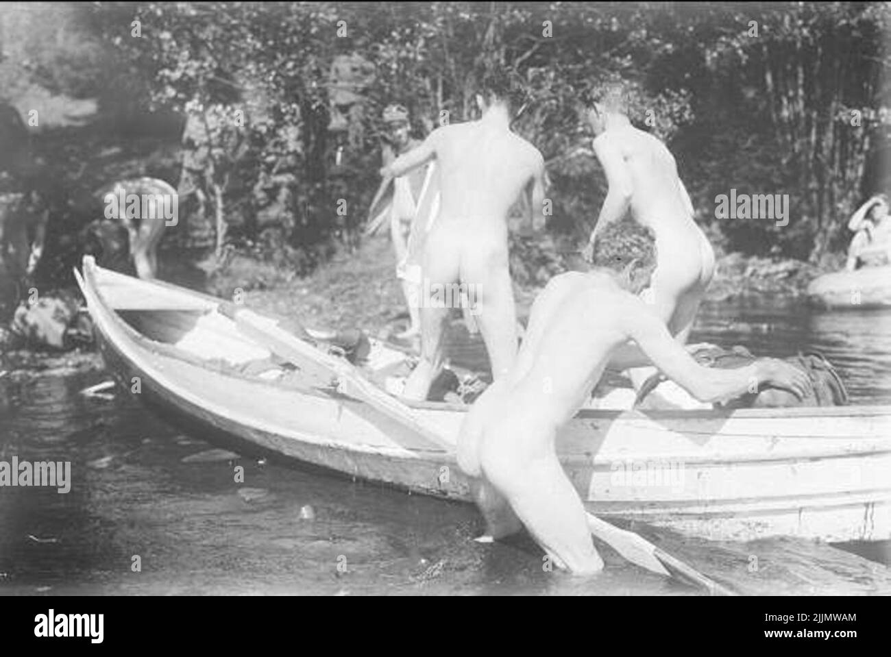 Transizione dei corsi d'acqua - nuoto a cavallo. La barca della pattuglia è piena di attrezzature del personale e cavalli. Foto Stock