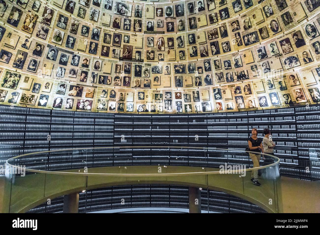 GERUSALEMME, ISRAELE - 24 SETTEMBRE 2017: Questa è la Sala dei nomi nel Museo storico del Memoriale dell'Olocausto (Yad Vashem). Foto Stock