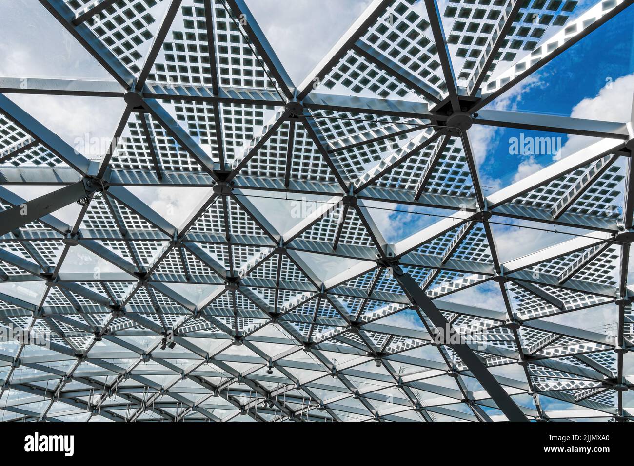 Tetto a telaio di vetro in metallo di un edificio moderno. Sfondo architettonico astratto. Foto Stock