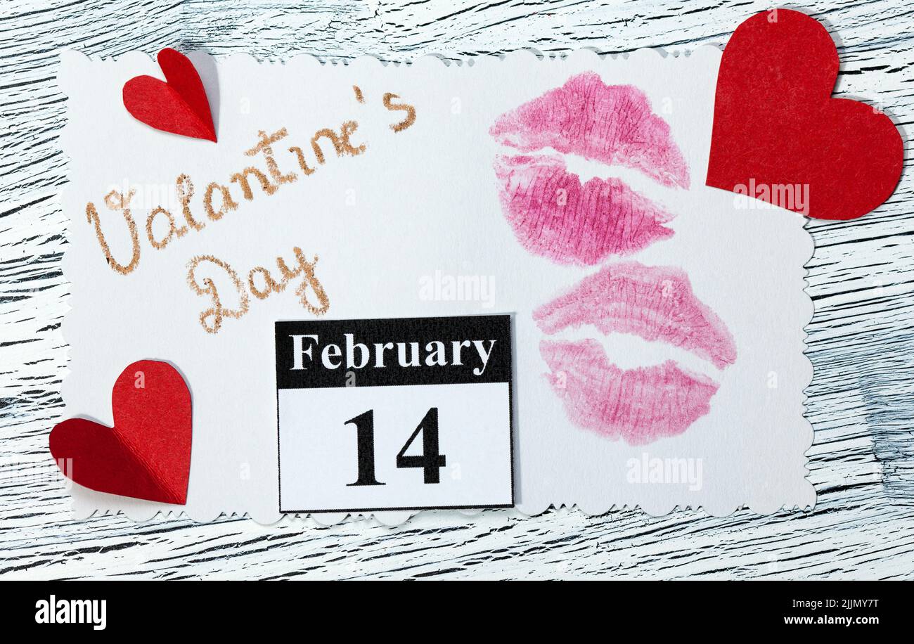 14 febbraio, nel calendario, San Valentino, cuore di carta rossa Foto Stock