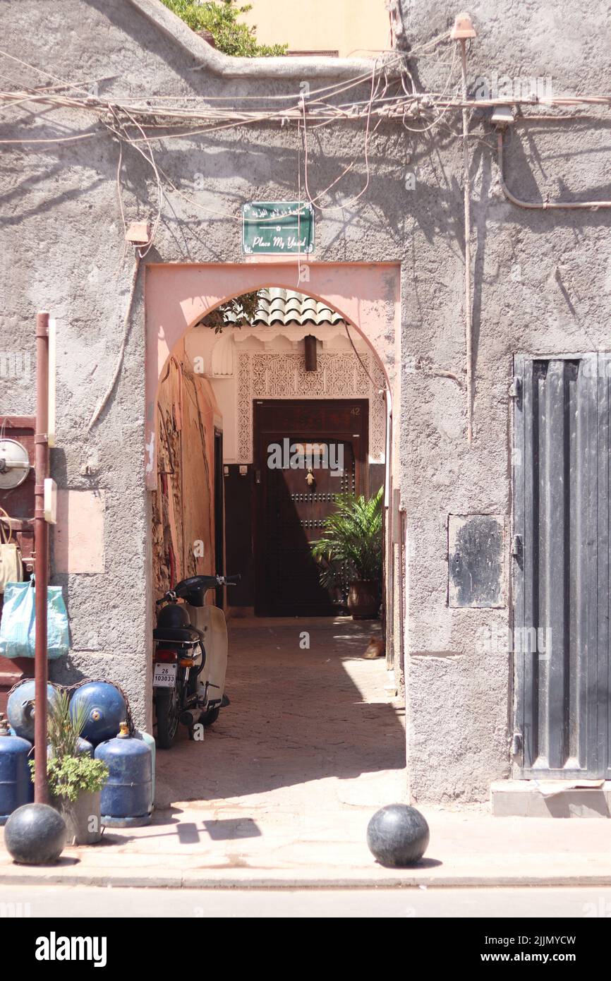 Una tipica apertura in una città marocchina Foto Stock