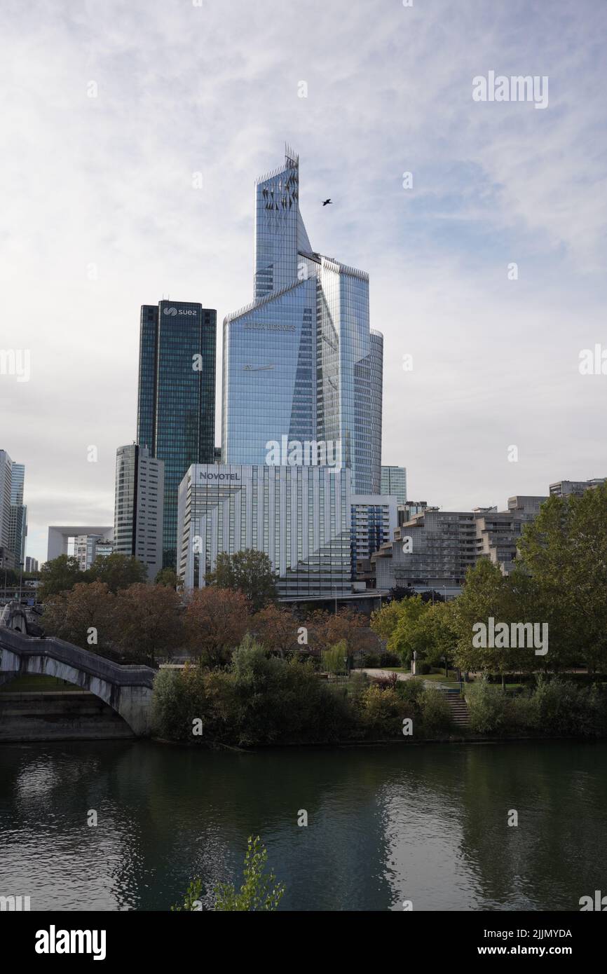 Uno scatto verticale degli edifici moderni. La Defense, Francia Foto Stock