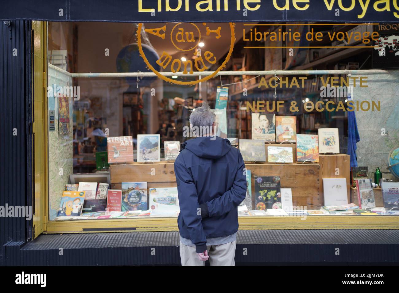 Il vecchio che guarda attraverso le finestre di una libreria. Lille, Francia Foto Stock