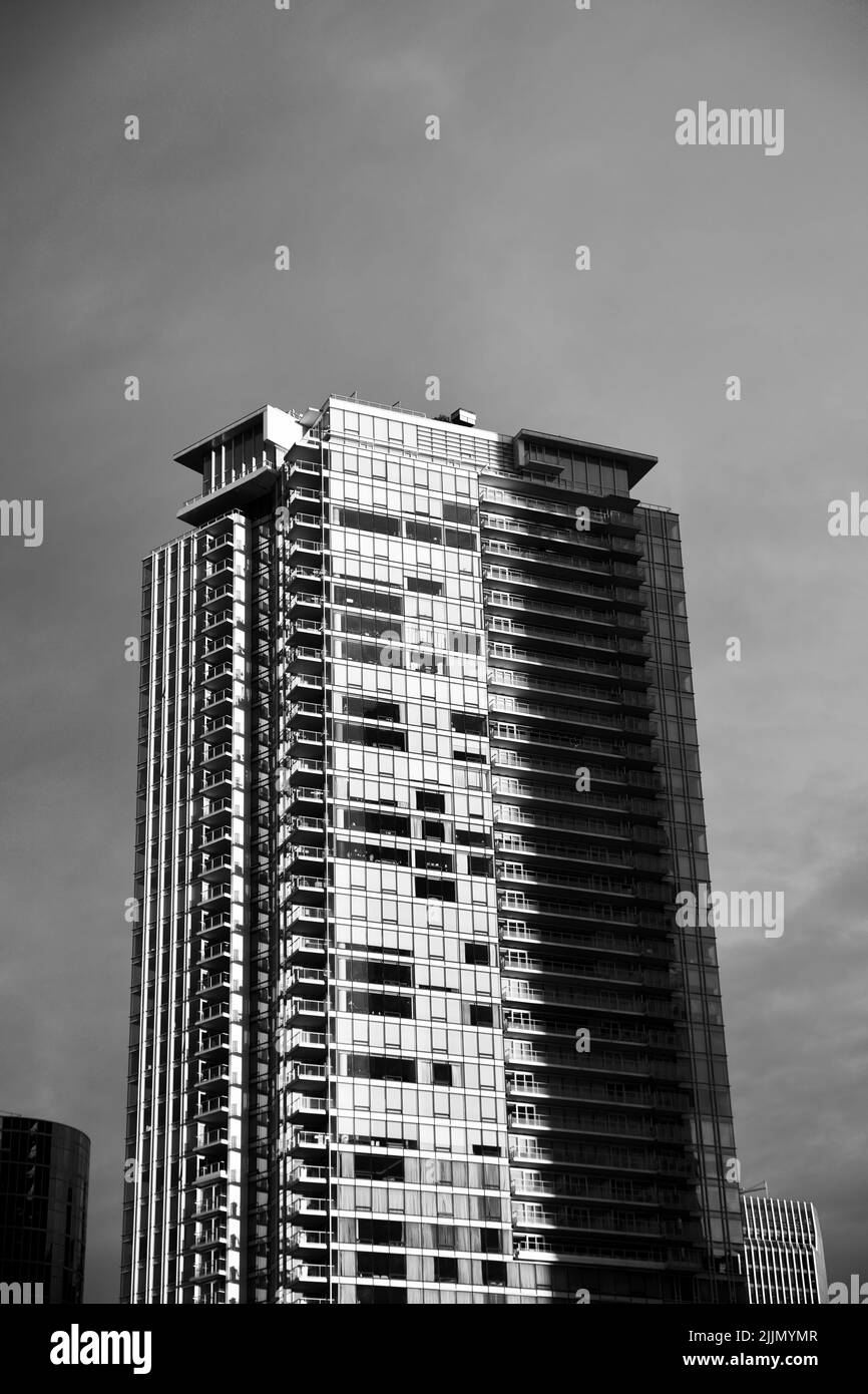 Un'immagine verticale in scala di grigi dell'ombra su un edificio a Vancouver. Foto Stock
