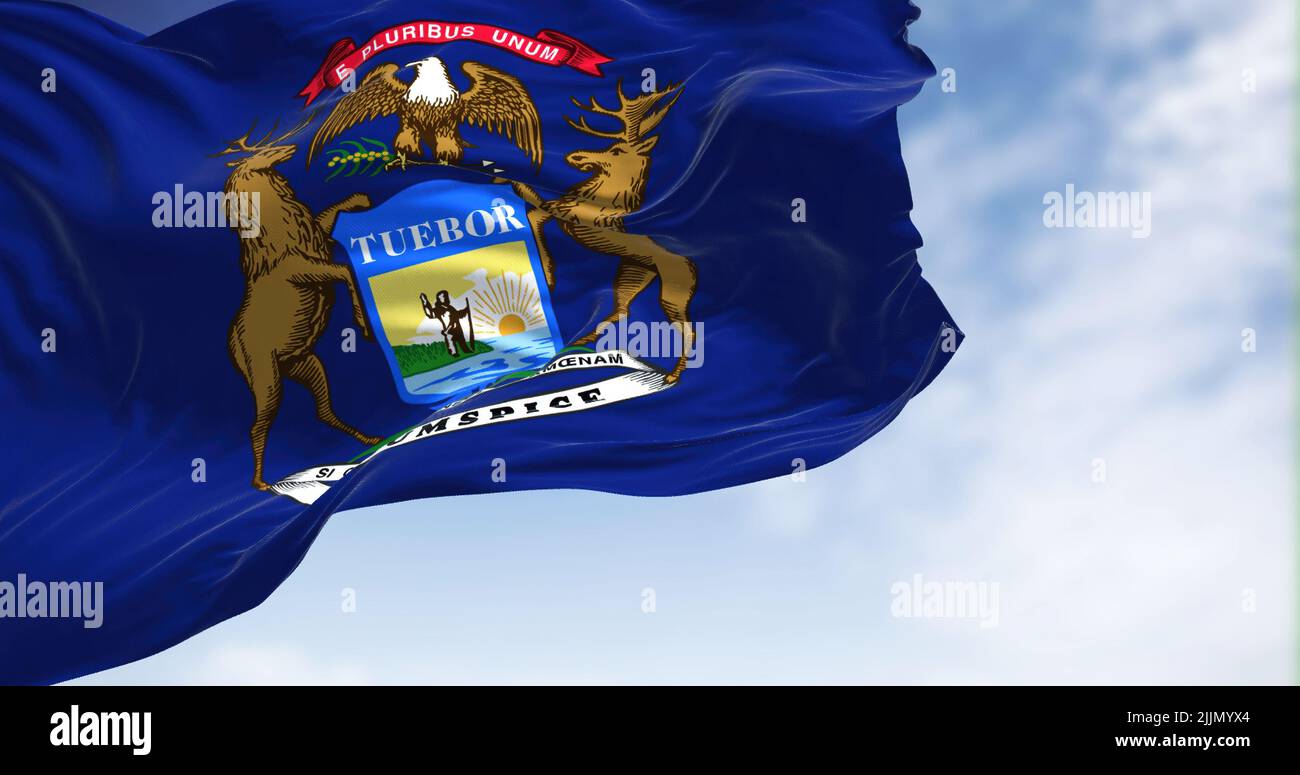 La bandiera di stato degli Stati Uniti del Michigan sventola nel vento. Il Michigan è uno stato della regione dei Great Lakes, situata nel Midwest degli Stati Uniti. La democrazia ed io Foto Stock