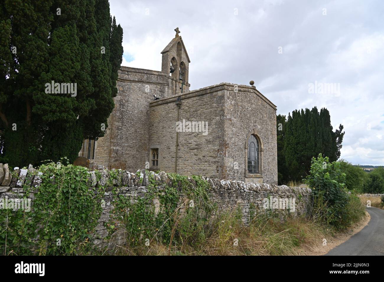 La chiesa di All Saints, una chiesa storica con panchine e dipinti di wal, si trova nella frazione Oxfordshire di Shortampton vicino ad Ascott sotto Wychw Foto Stock