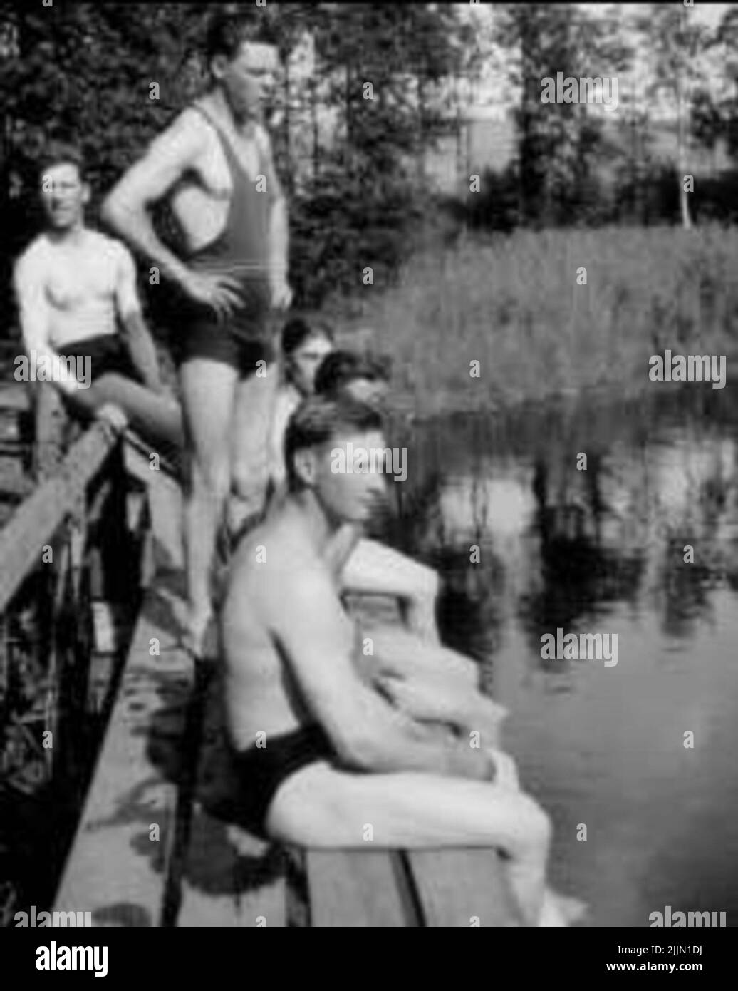 Nuoto e lancio di cavalli al lago Sjötorpsjön. Foto Stock