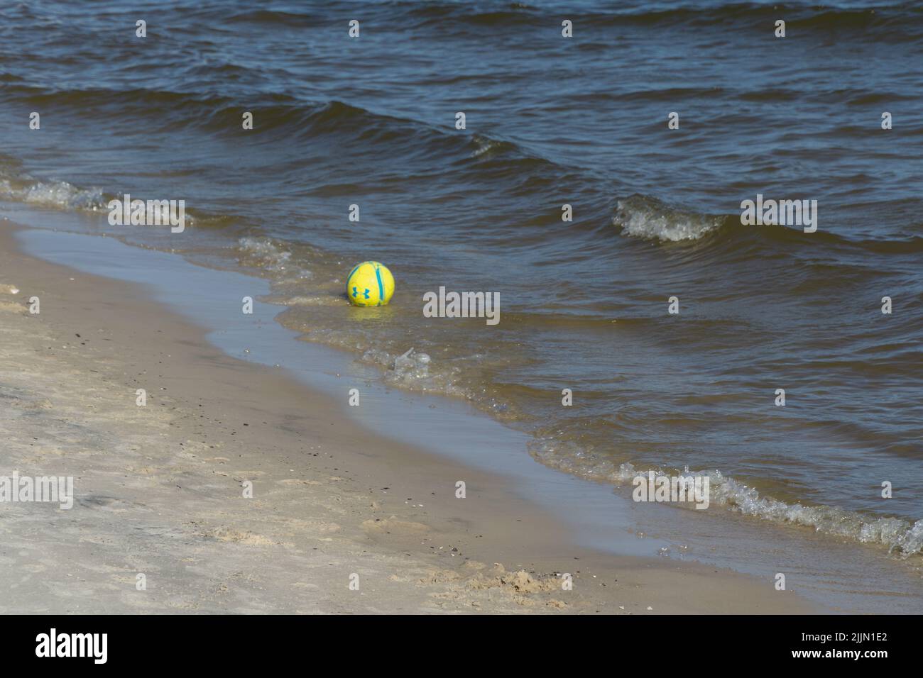 Una palla di calcio sul bordo dell'acqua al Lighthouse Peer a Biloxi, Mississippi Foto Stock