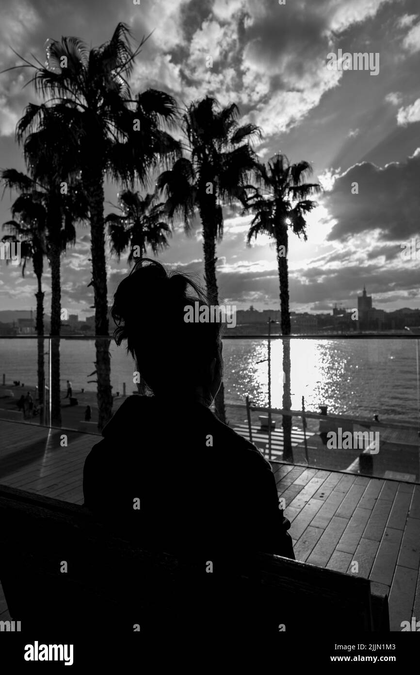 Una foto verticale di una femmina caucasica di fronte al lungomare di Malaga Foto Stock