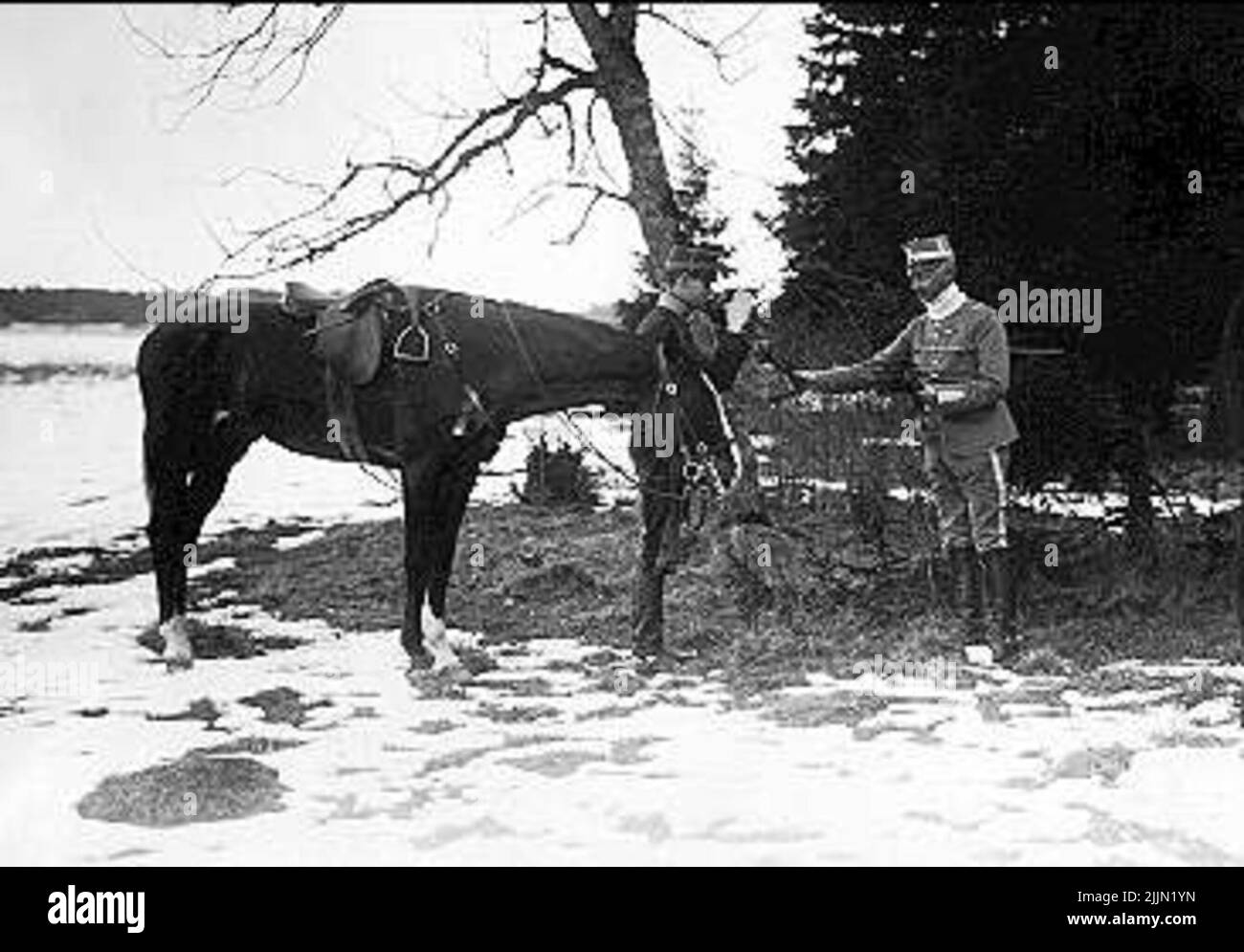 Il boss consegna rametti di abete rosso dopo la caccia completa Foto Stock
