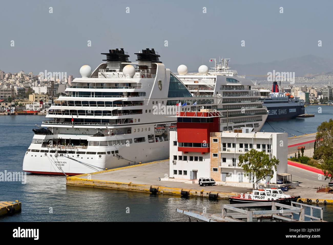 Atene, Grecia - maggio 2022: Seabourn Encore nave da crociera di lusso ormeggiata nel porto del Pireo Foto Stock