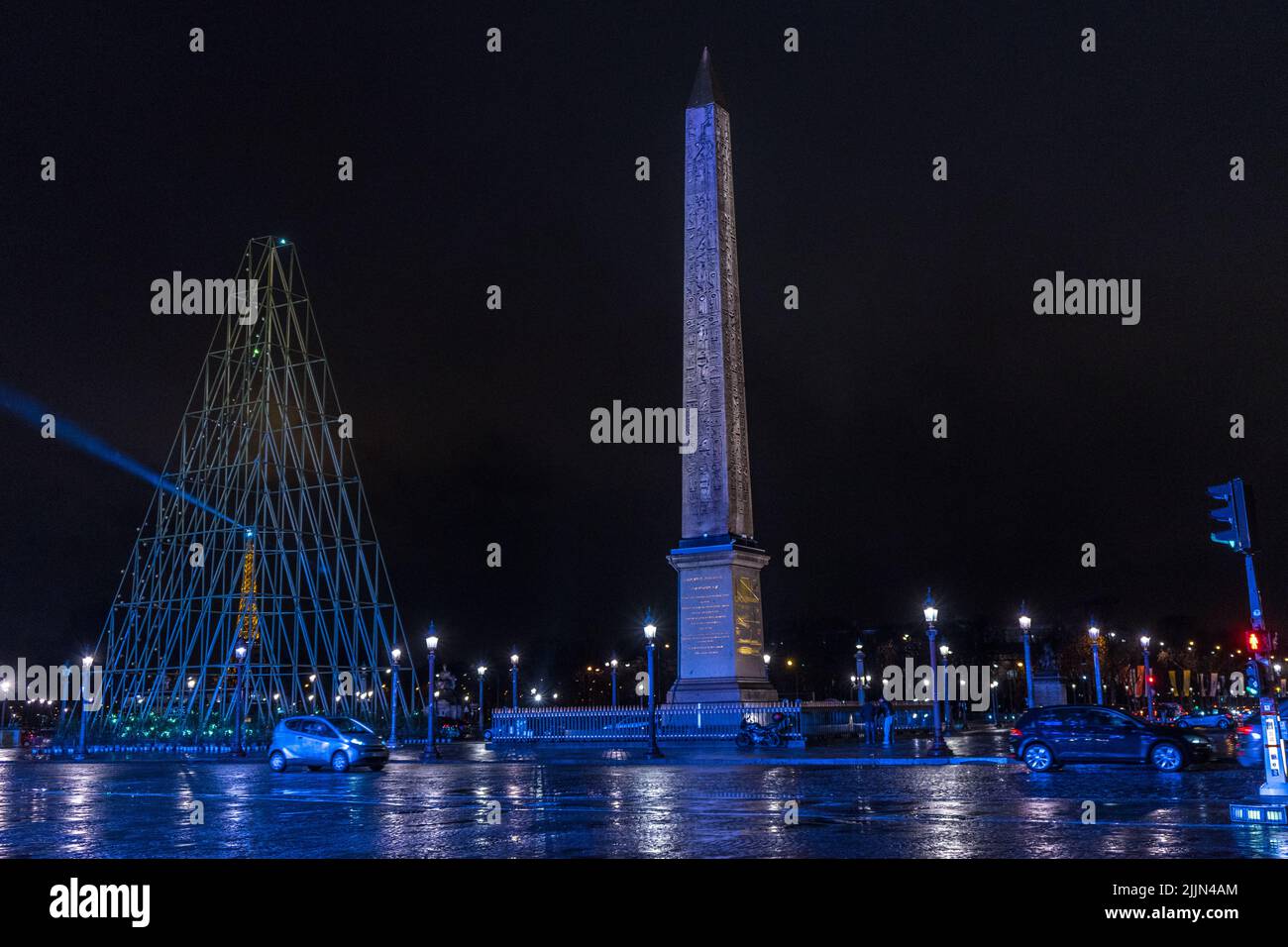 L'obelisco illuminato di Luxor di notte. Monumento obelisco a Parigi, Champs Elysees. Foto Stock