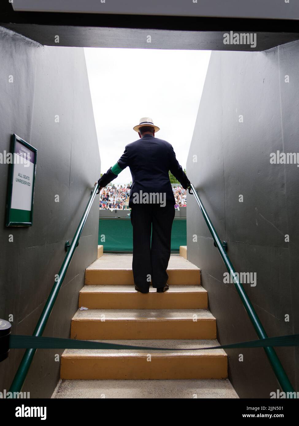 Wimbledon, Greater London, Inghilterra, luglio 02 2022: Wimbledon Tennis Championship. Ufficiale con un cappello di ciotolo guardiano una delle entrate di corte. Foto Stock