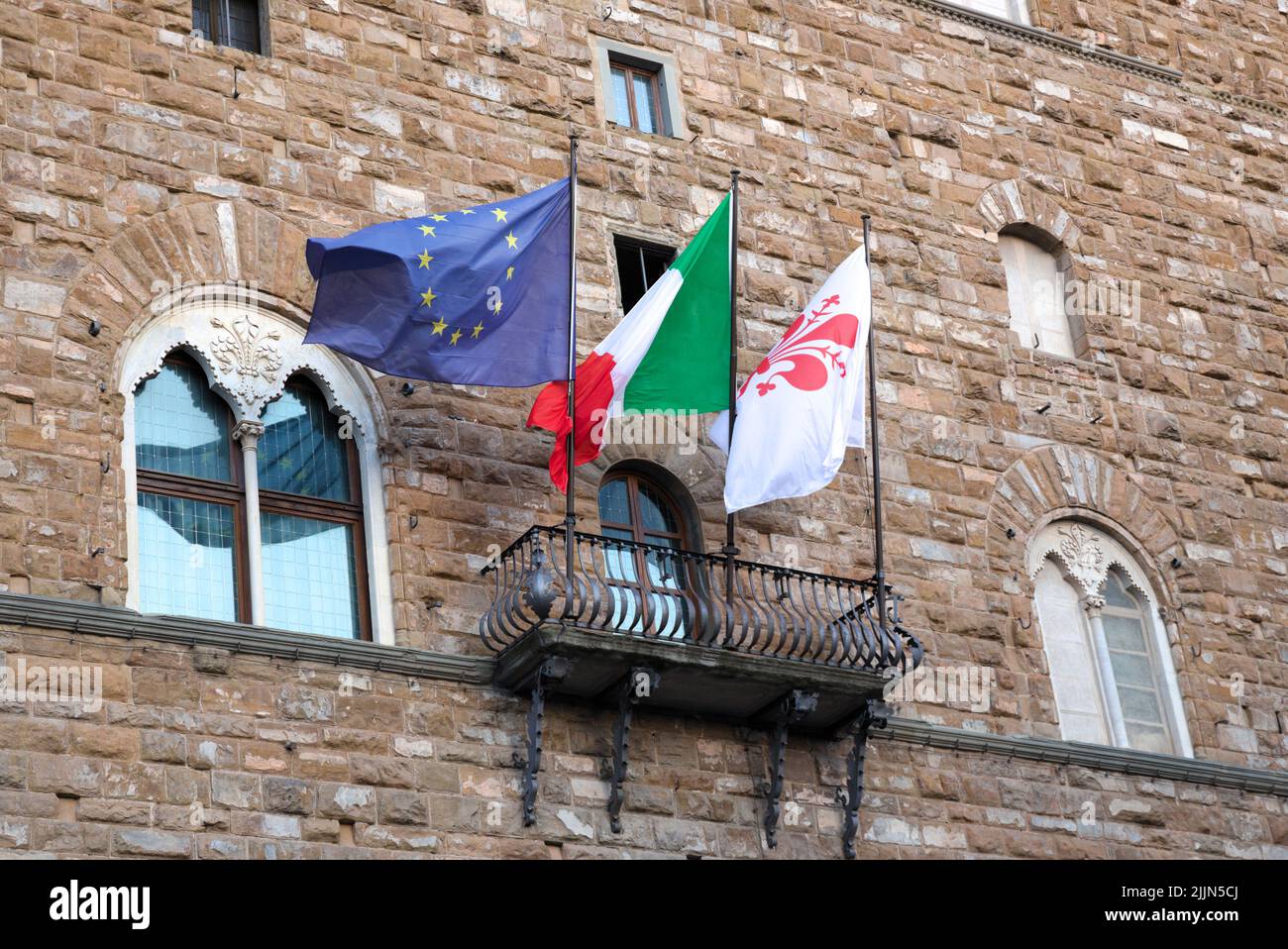 Le bandiere dell'Unione europea, dell'Italia e di Firenze sono sul balcone. Foto Stock