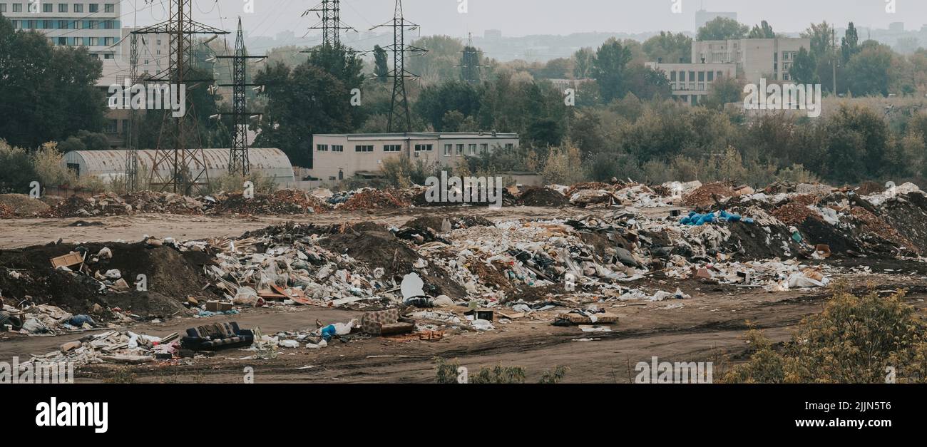 spazzatura spazzatura spazzatura cortile città inquinamento ecologia Foto Stock