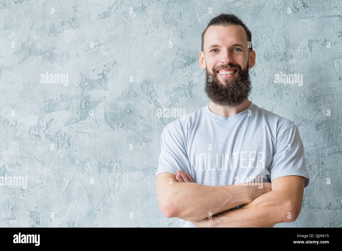 uomo volontario t-shirt sorriso partecipazione altruismo Foto Stock