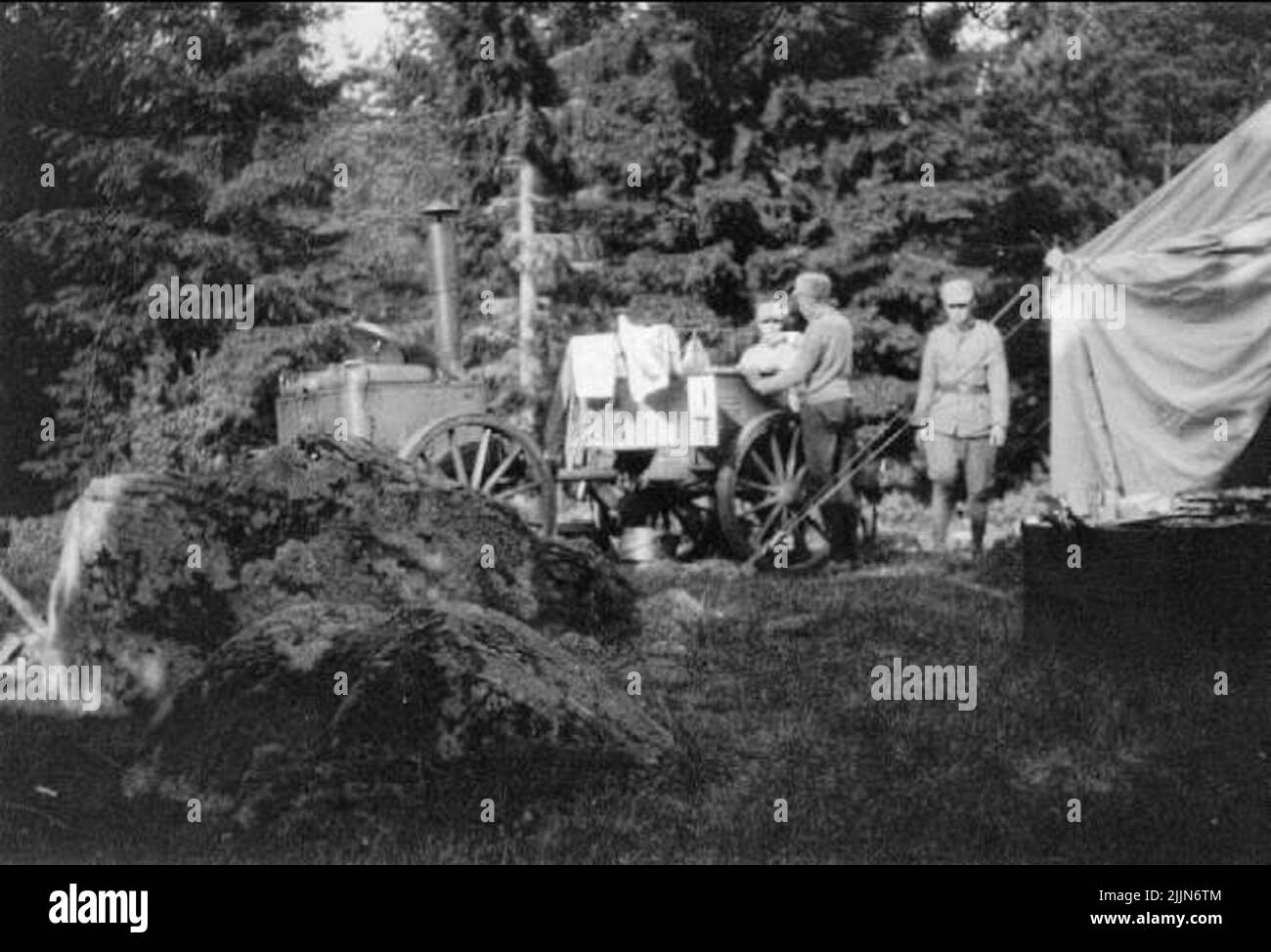 Militare nel campo, al carrello di cottura Foto Stock
