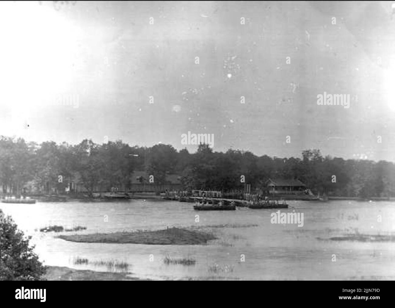 Ing 2, riparazione del ponte a Gullspång intorno al 1890. ..Robject commenta: La foto può essere scattata al più presto nel 1894, quando l'edificio più grande, il bar dell'equipaggio, e quello più piccolo, il padiglione del sub-ufficiale, è stato eretto nel sito combinato di esercizio e campo Götholmen quest'anno. Foto Stock